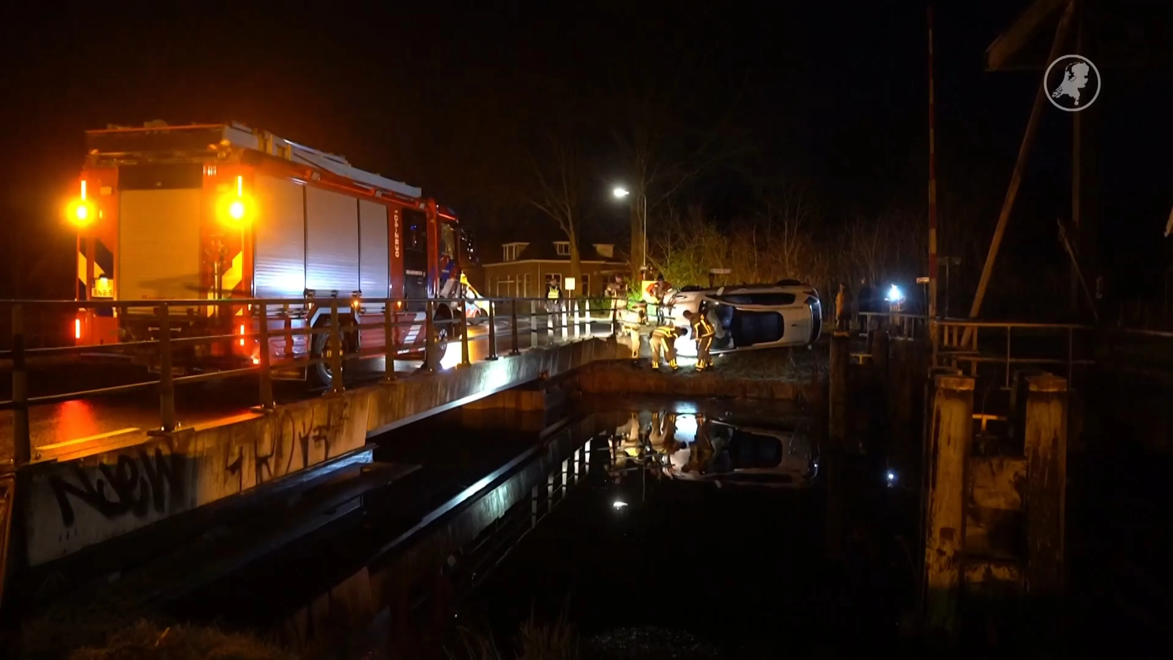Auto schiet door ijzel bijna het kanaal in bij Schalkhaar