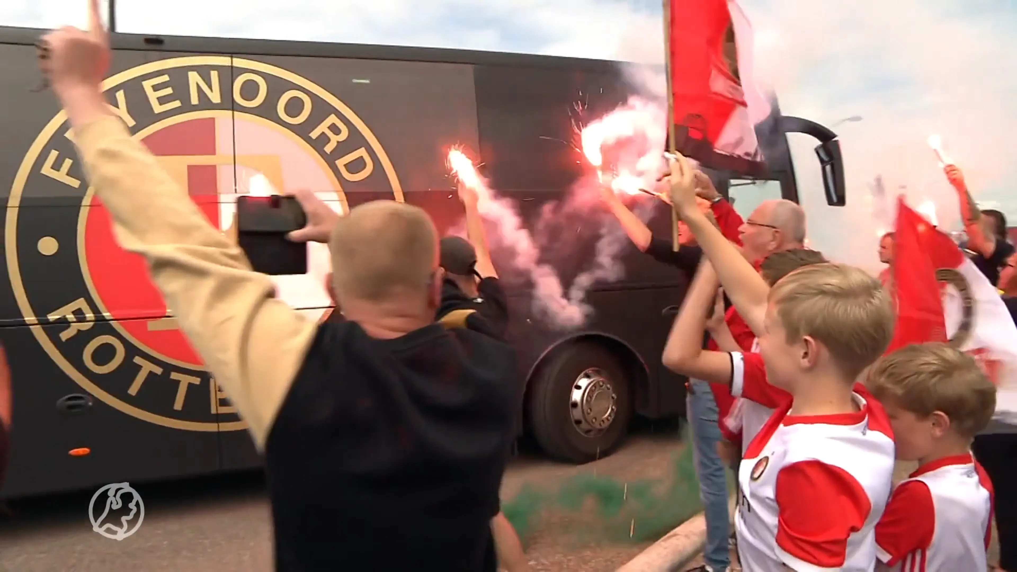Feyenoord-fans naar vliegveld voor glimp van hun helden: 'Goede afsluiting van het seizoen'