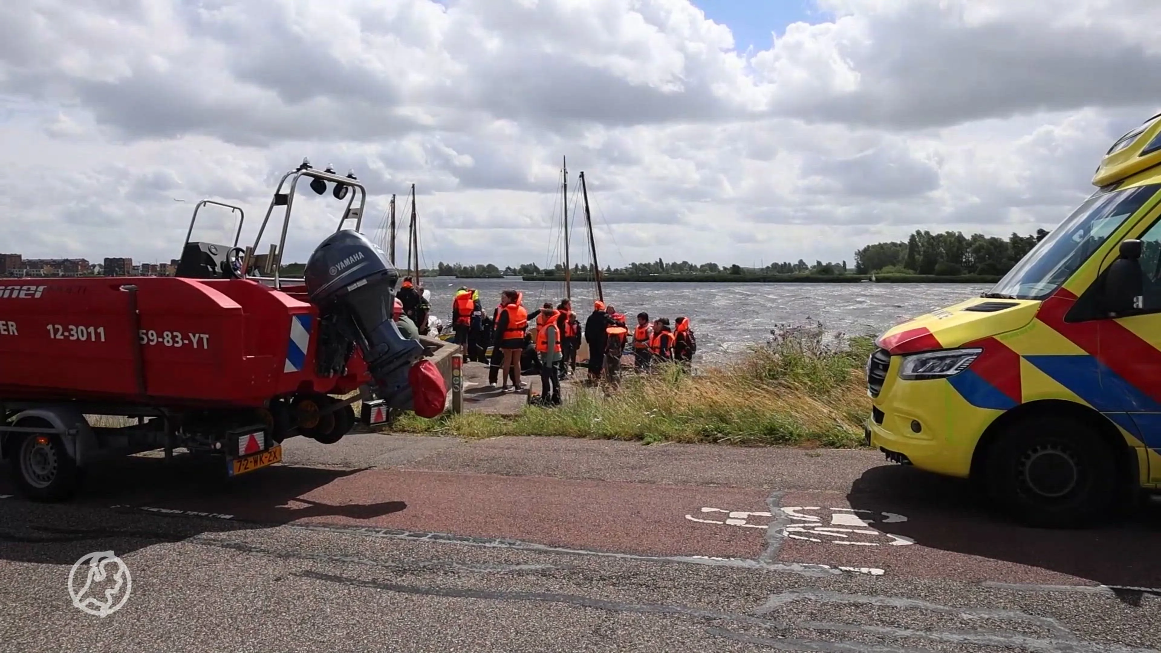 Vijf kinderen te water in Haarlem na omgeslagen boot, hulpdiensten uitgerukt