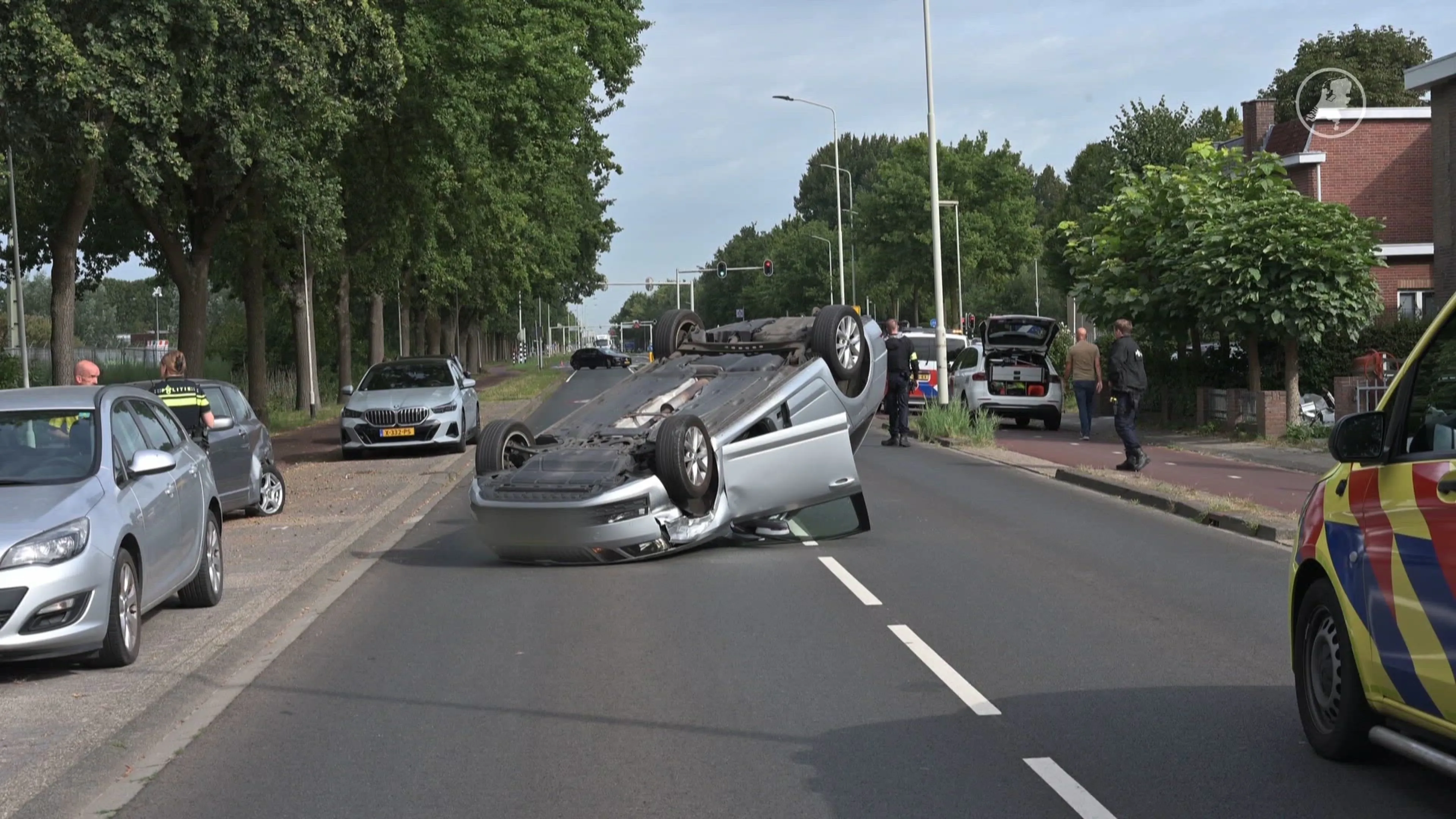 Auto met kind slaat over de kop in Breda, weg afgesloten