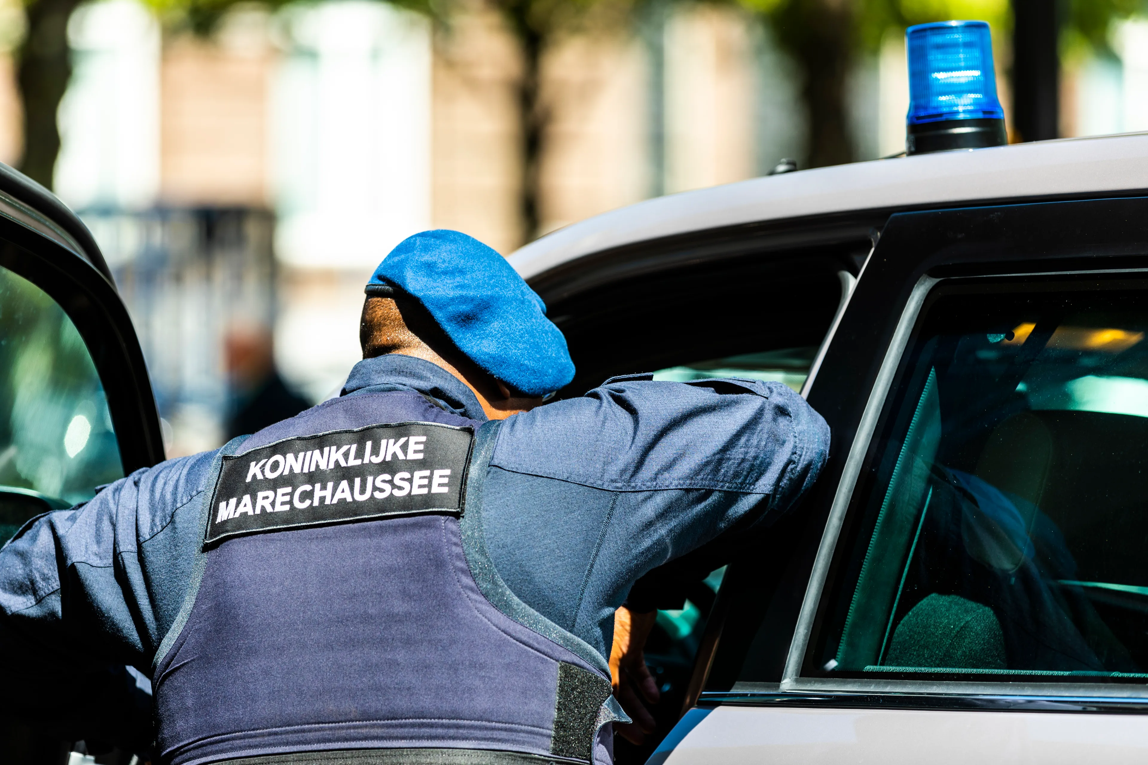Drugsrijder met wapenarsenaal in busje aangehouden bij grenscontrole