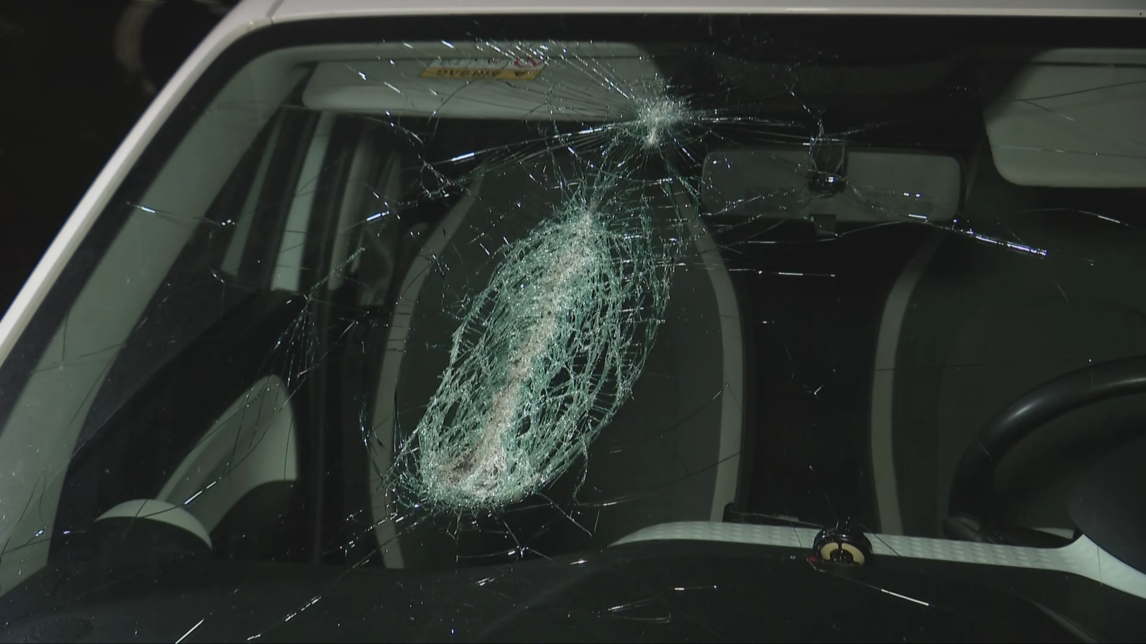 Auto van Jorrit vanaf viaduct bekogeld met baksteen: 'Levensgevaarlijk'