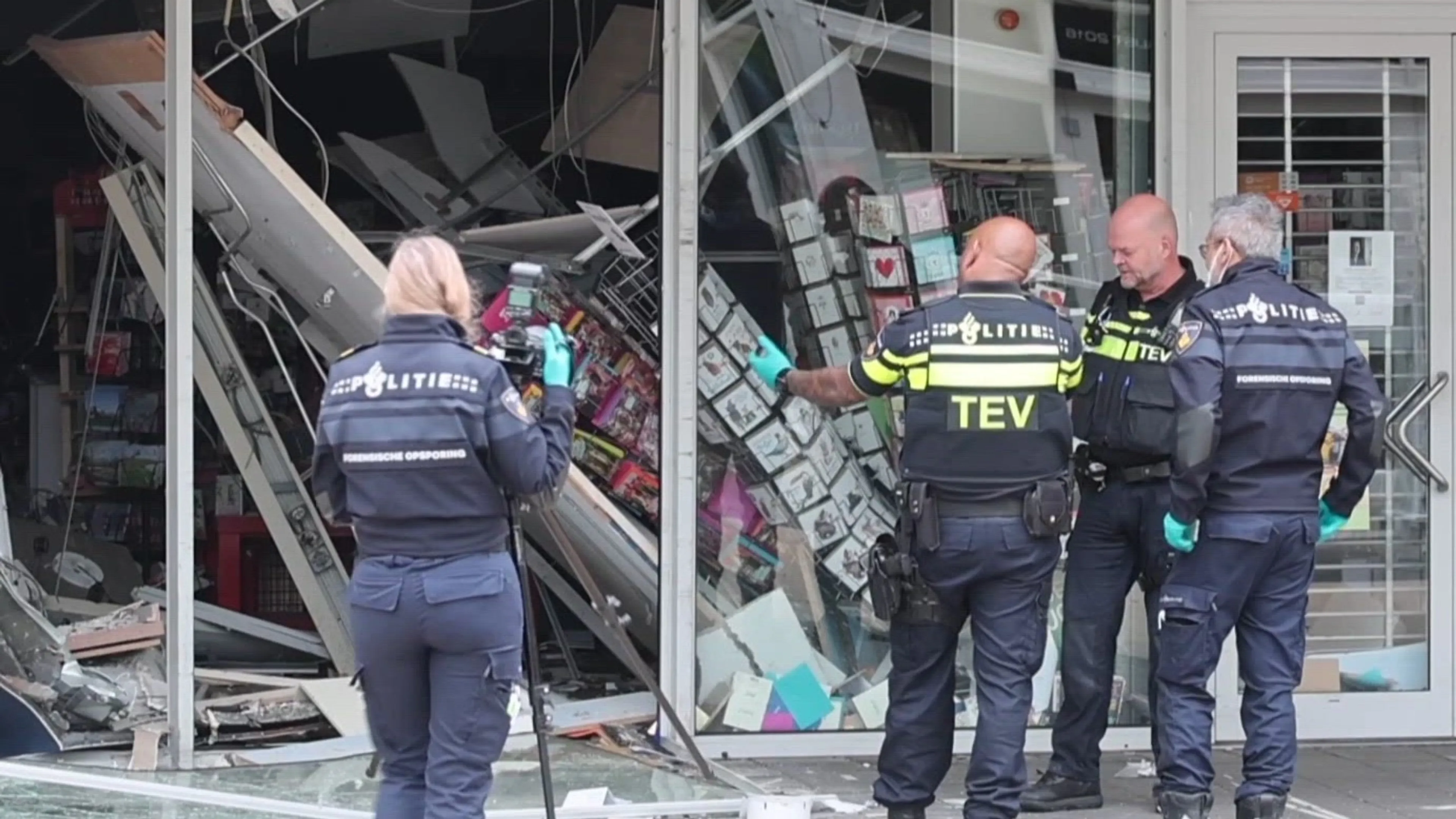 Schade na plofkraak bij boekenwinkel in Voorburg, politie zoekt getuigen