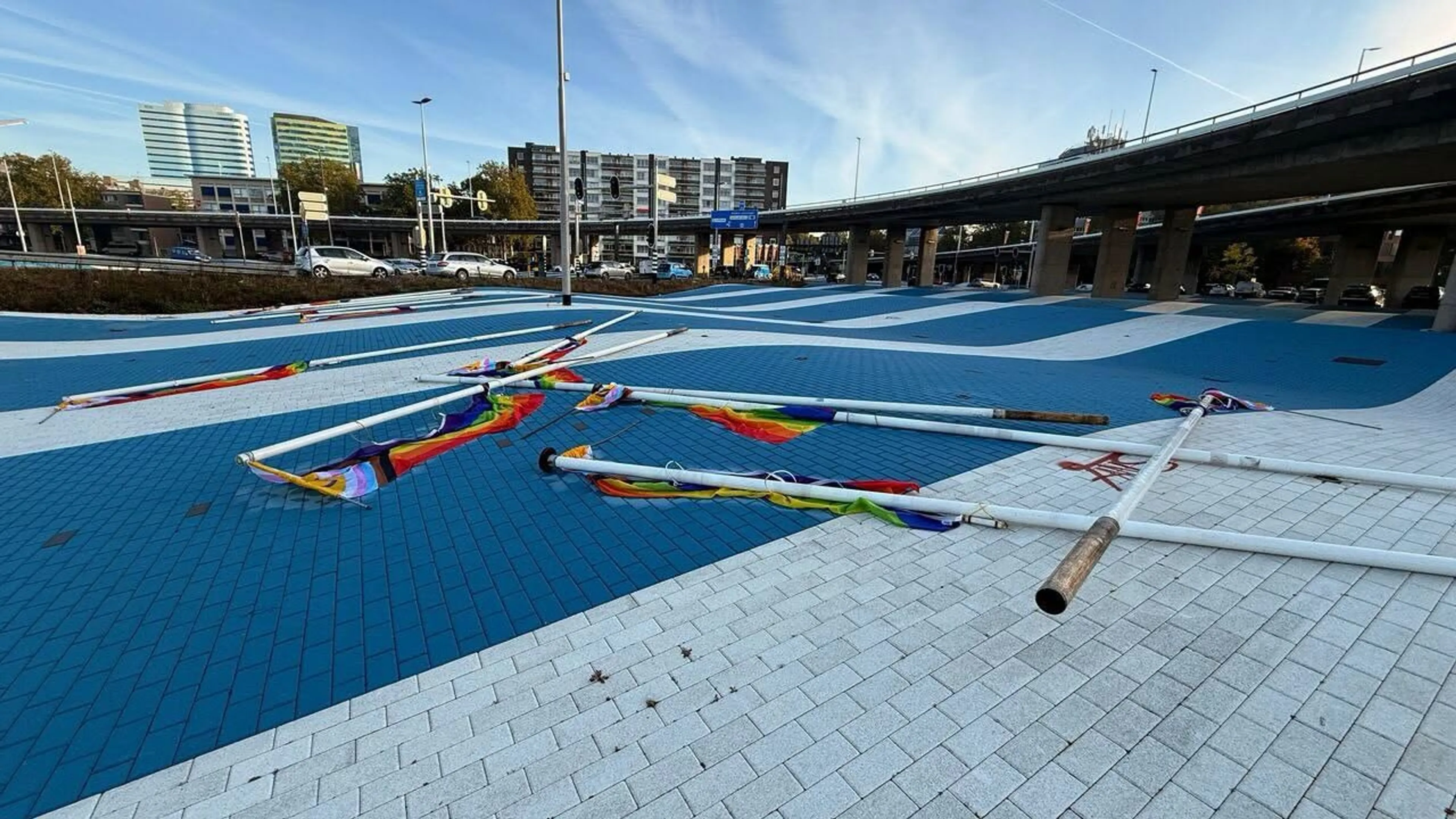 Steunbetuiging in Arnhem na vernieling van regenboogvlaggen
