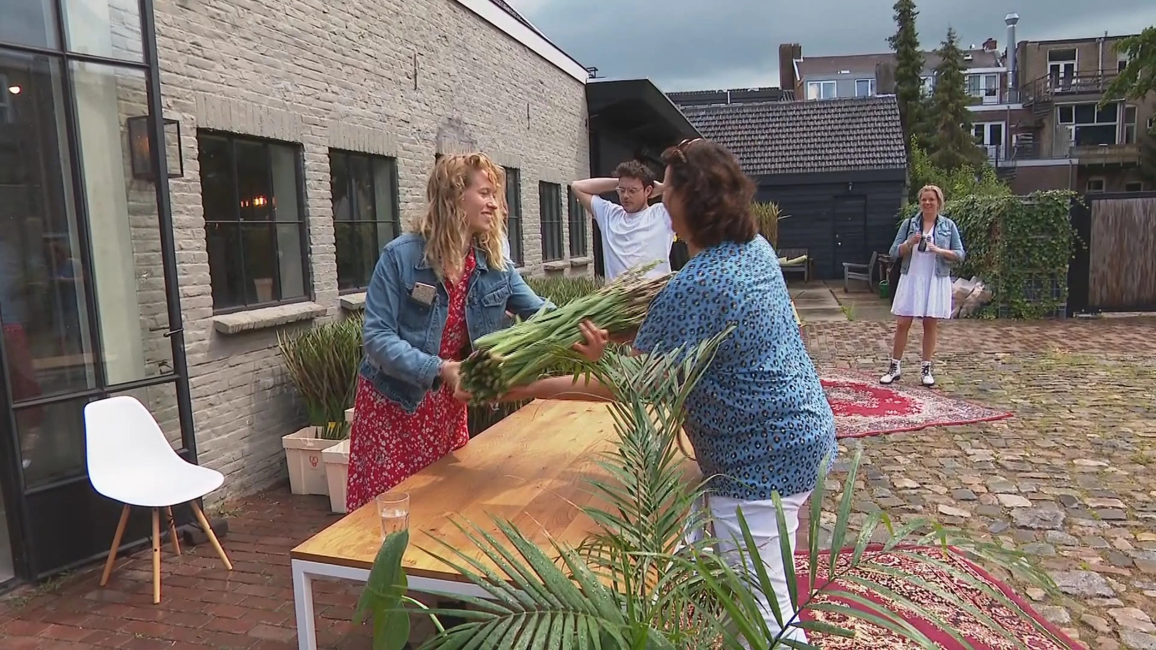 Bloemenkweker Theo was bang dat hij met 300.000 gladiolen zou blijven zitten, maar werd gered
