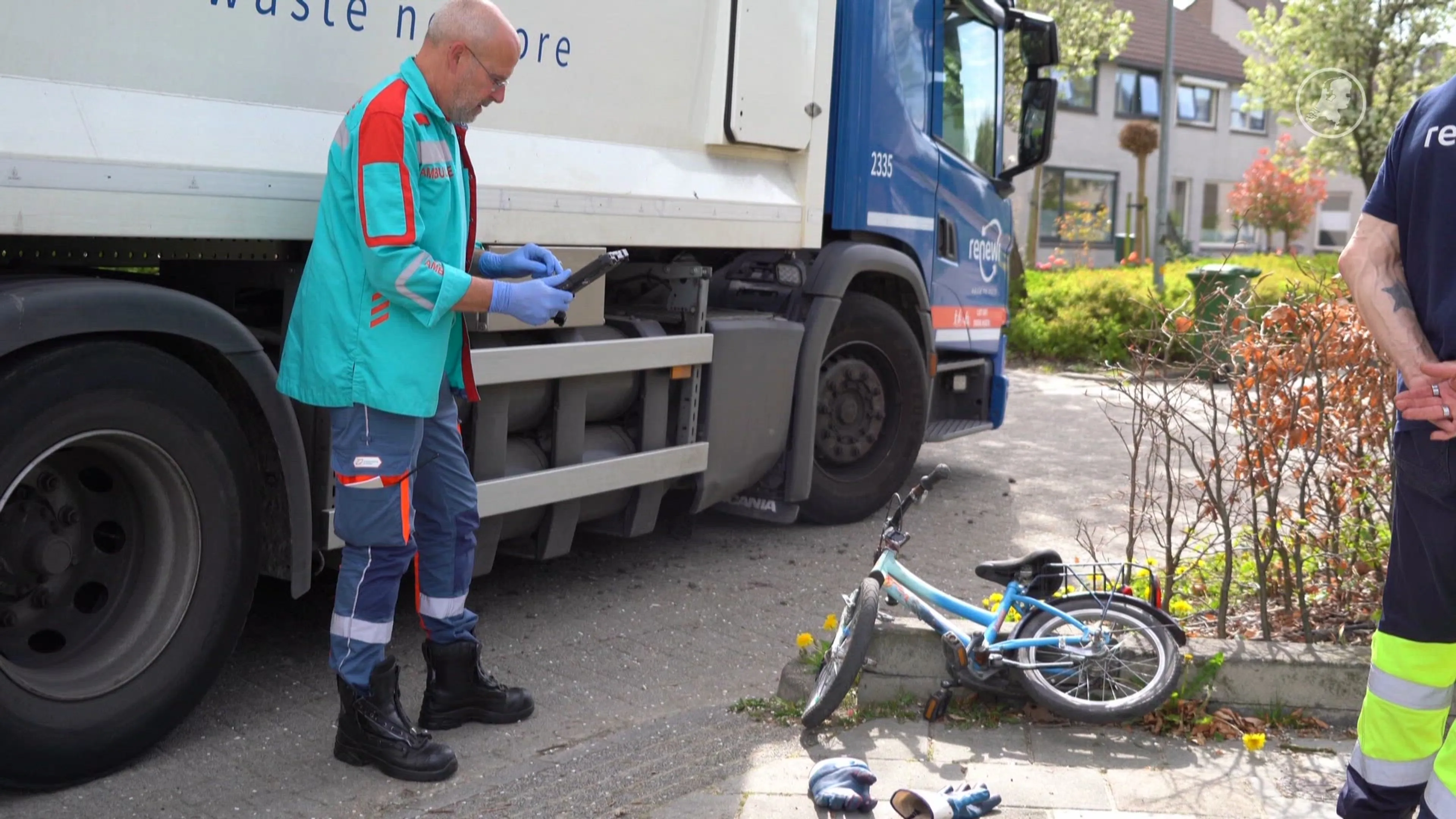 'Kindje komt deels onder vuilniswagen terecht Zuidhorn'
