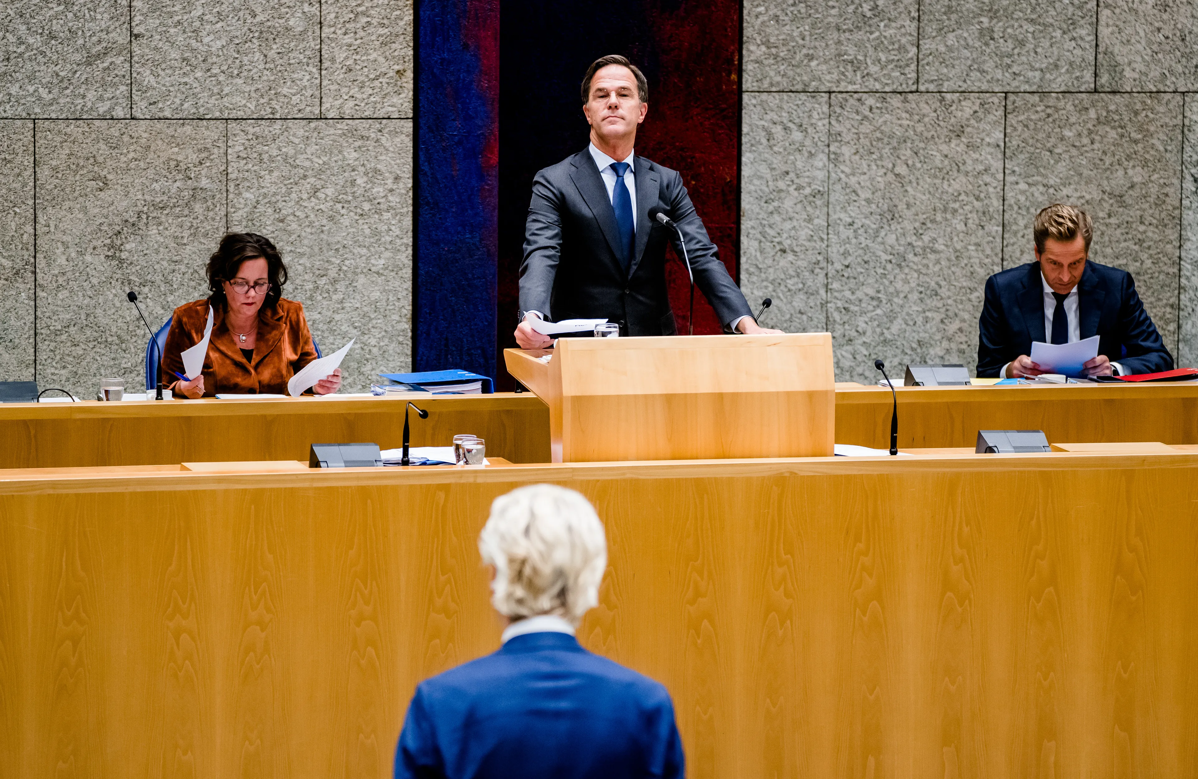 Kamerleden willen dat Rutte en De Jonge fouten toegeven: 'Lockdown teniet gedaan door feestvieren'