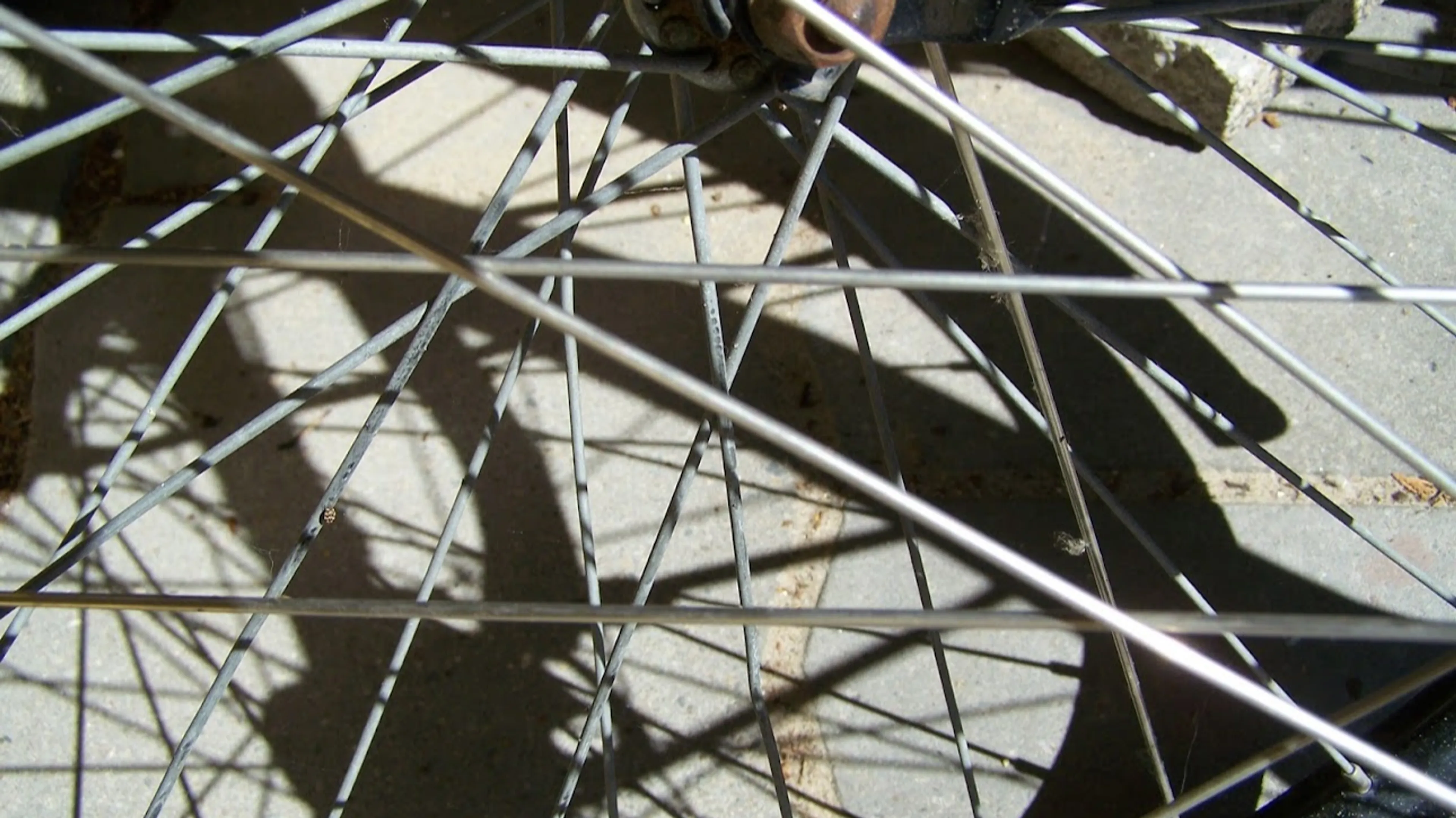 Crossmotorrijder rijdt fietser aan en vlucht, slachtoffer bewusteloos 