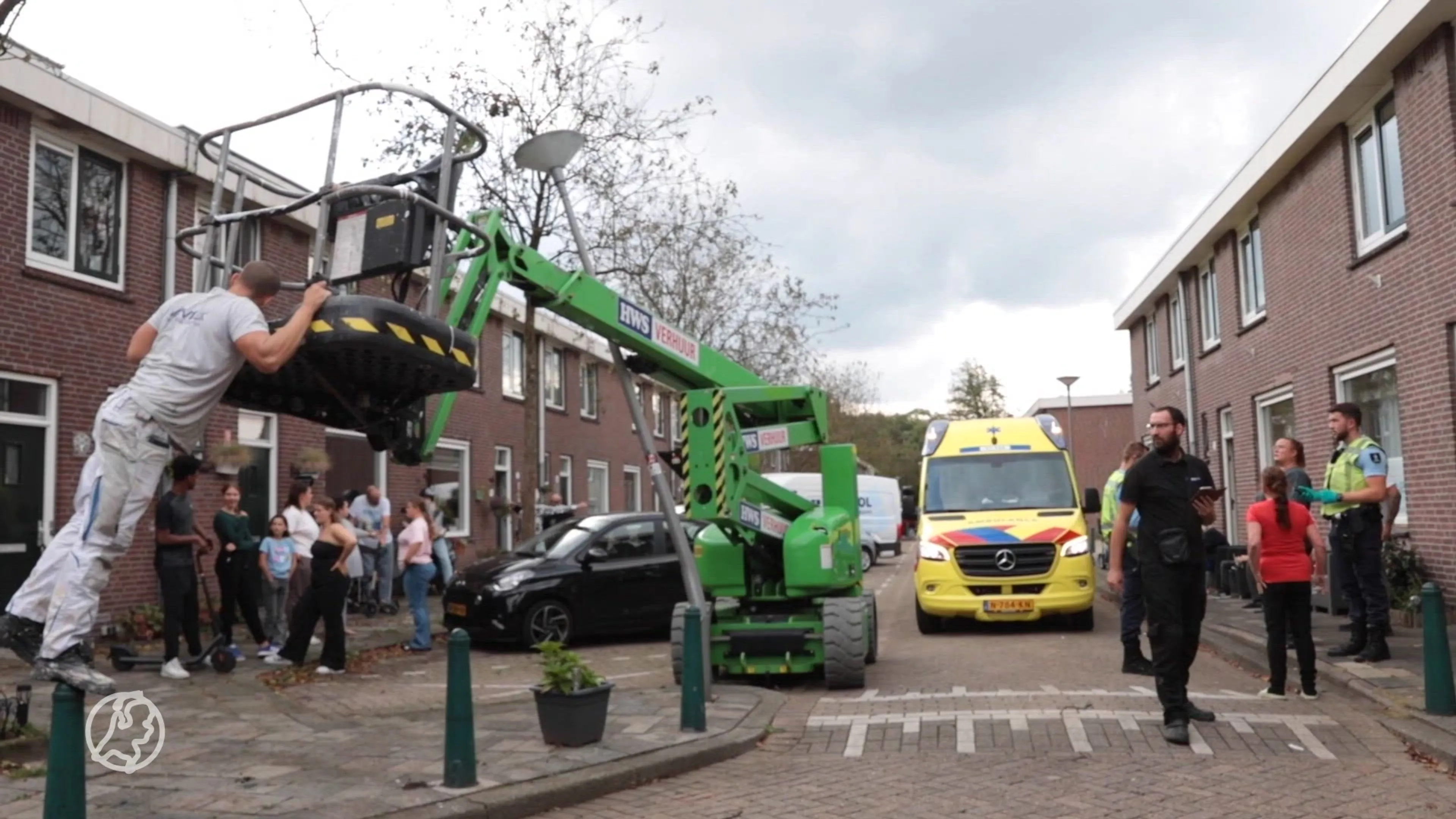 BIZAR: Schilder ontsnapt op het nippertje aan val na botsing met hoogwerker