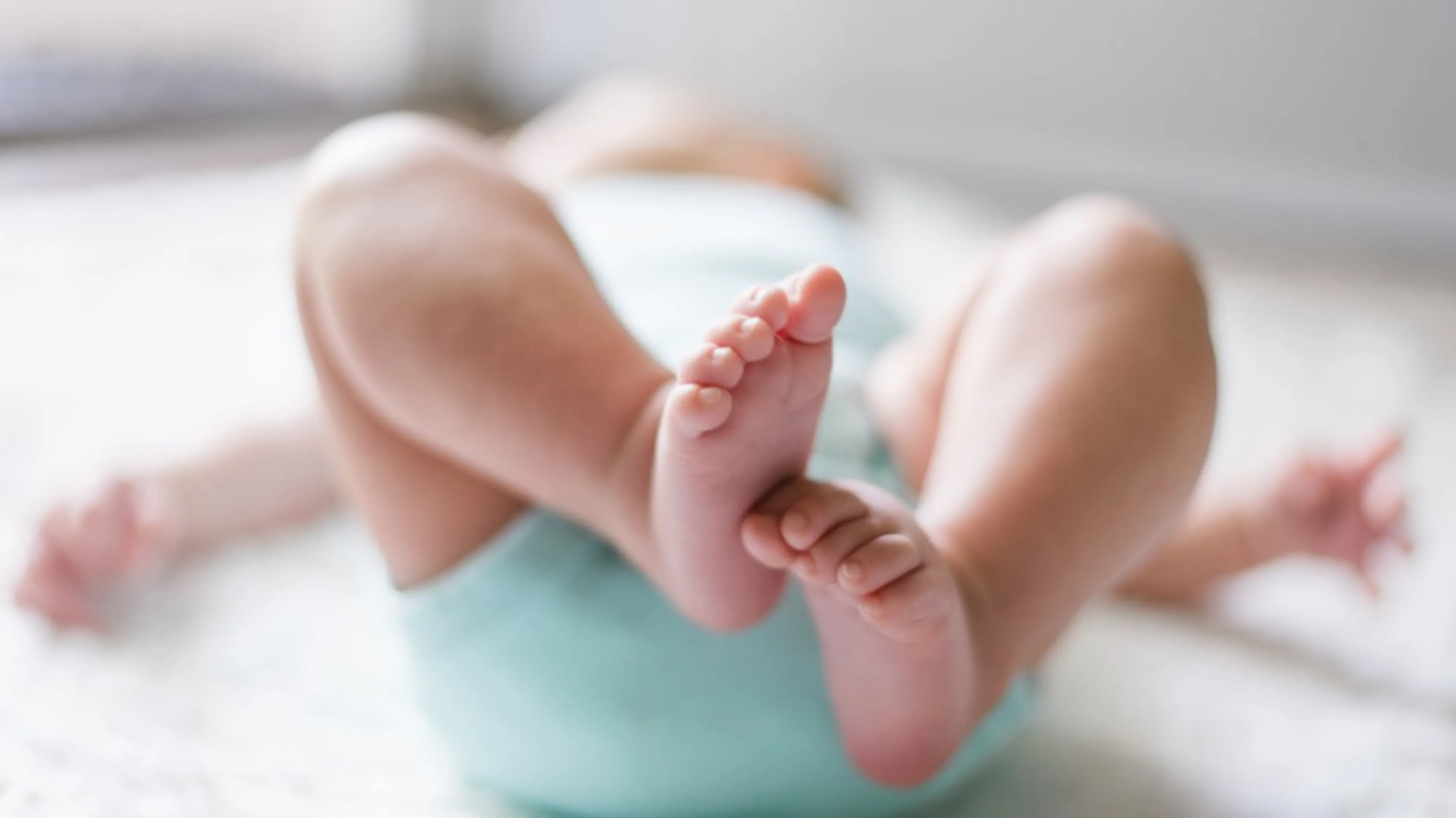 Kabinet wil 'kopen van kinderen' strafbaar maken