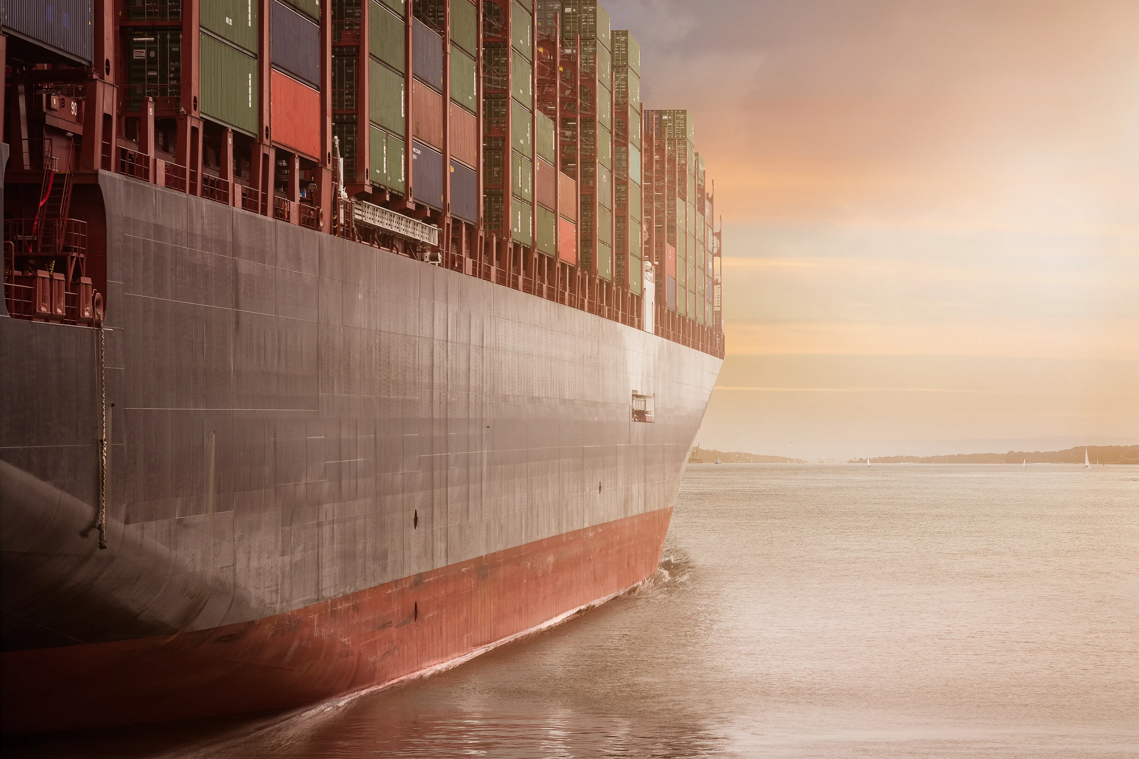 Schip verliest containers ten noorden van Ameland