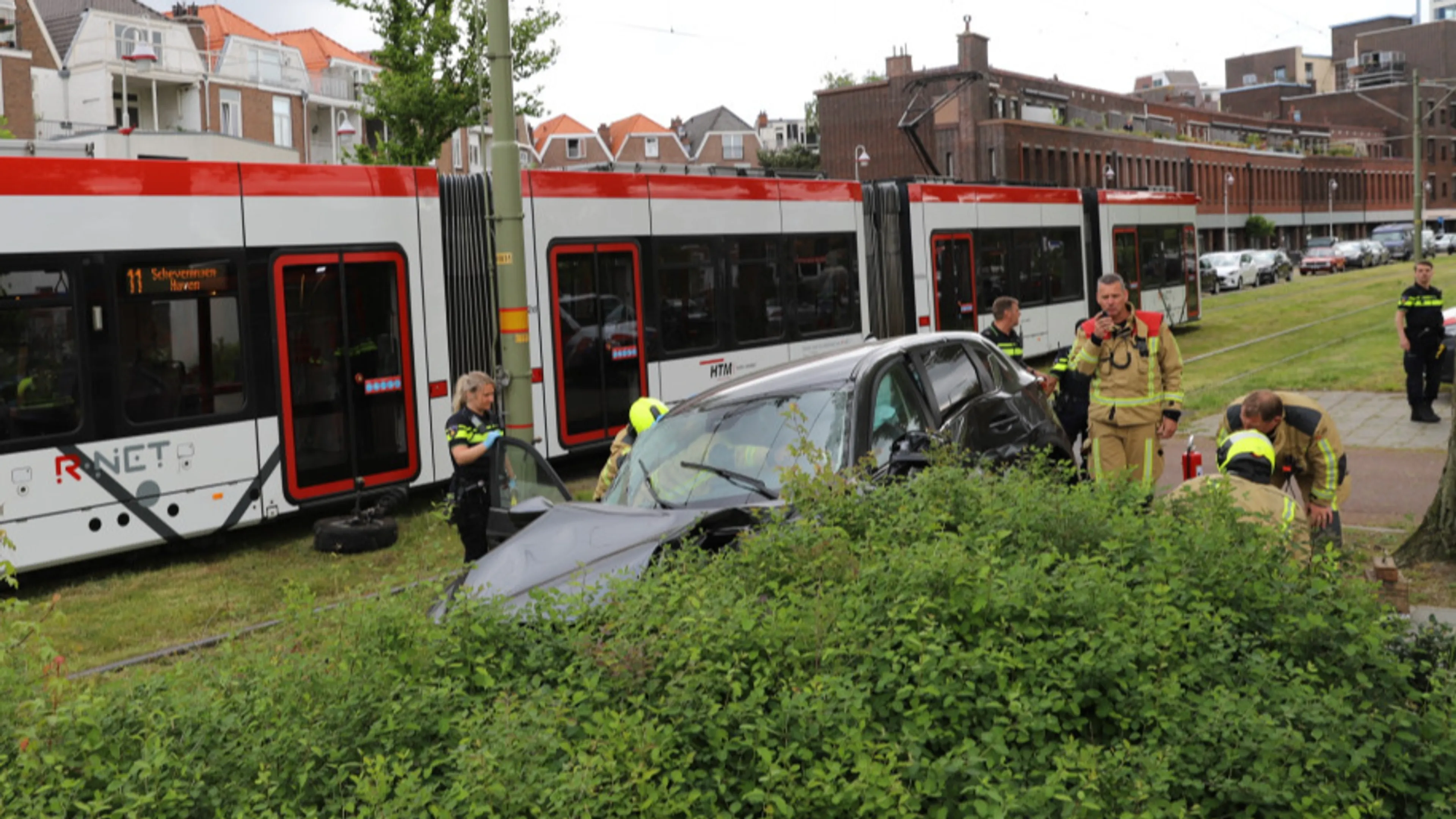 Tram crasht tegen auto in Den Haag, veel hulpdiensten aanwezig