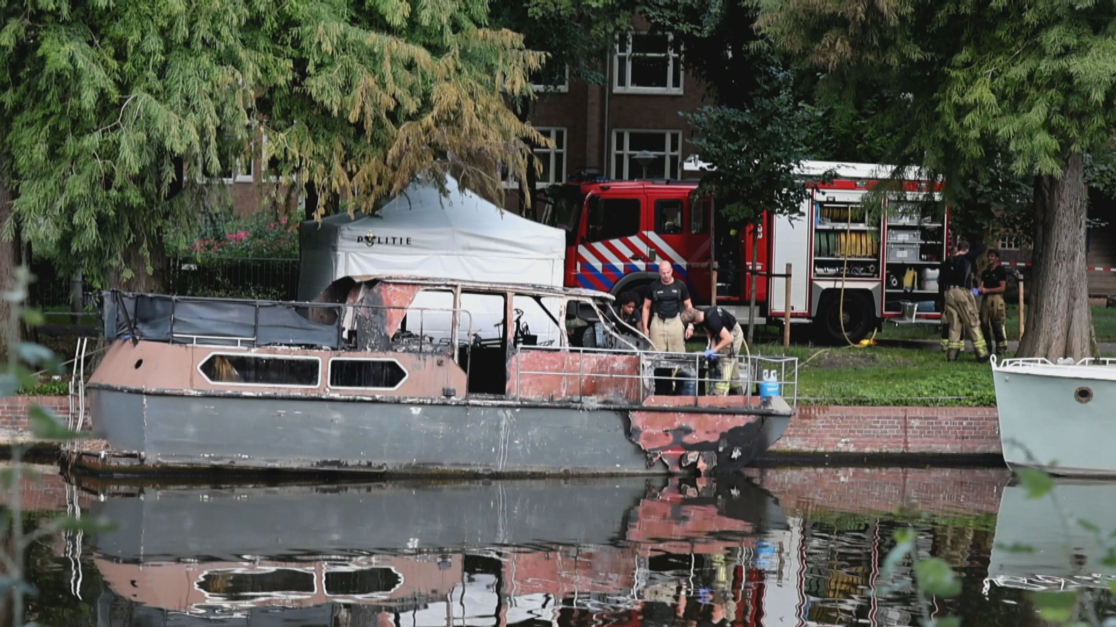 Persoon overleden bij brand op boot in Amsterdam-West