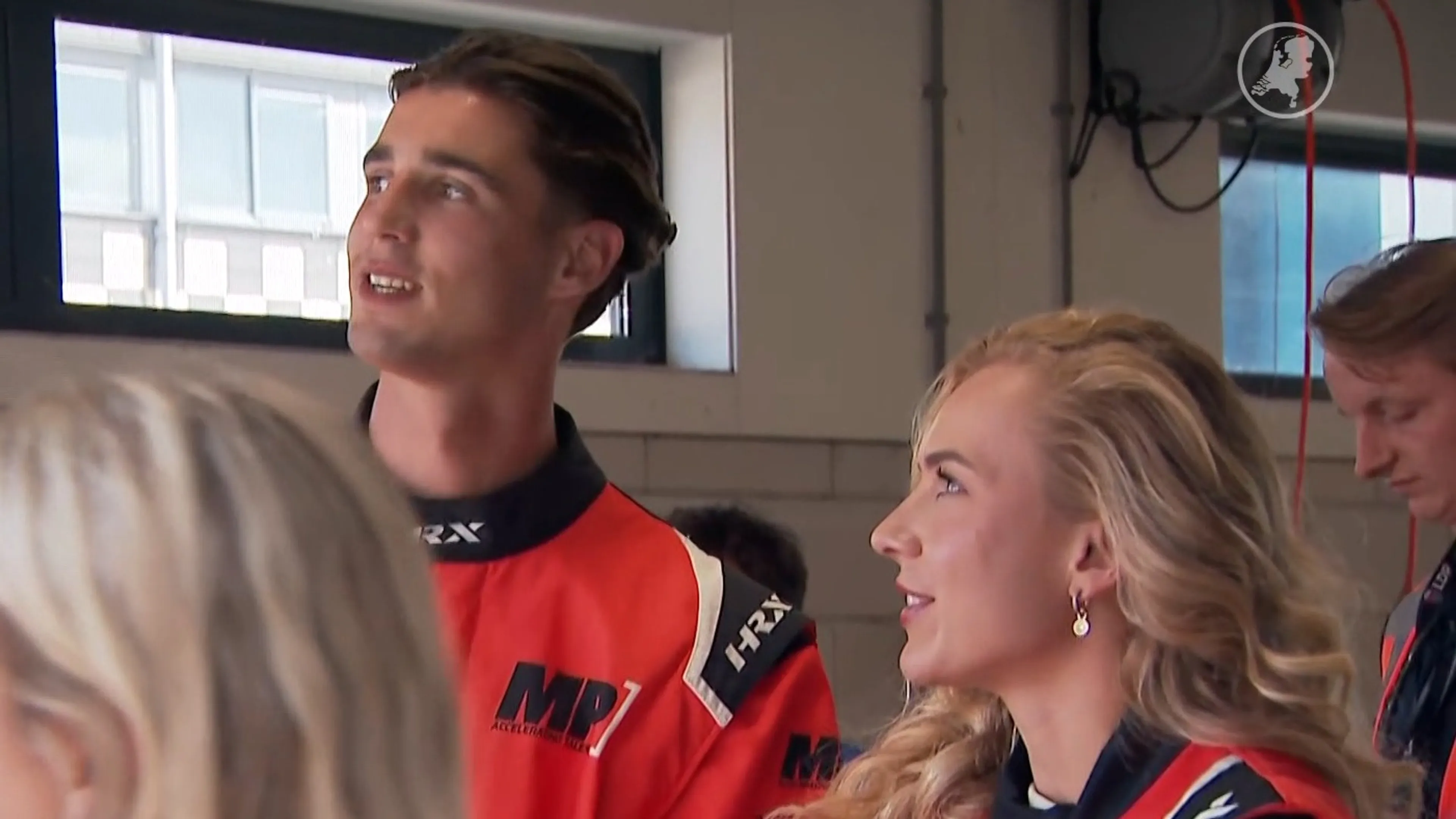 ZIEN: Joy Beune wint van Jenning de Boo bij spectaculaire autorace 