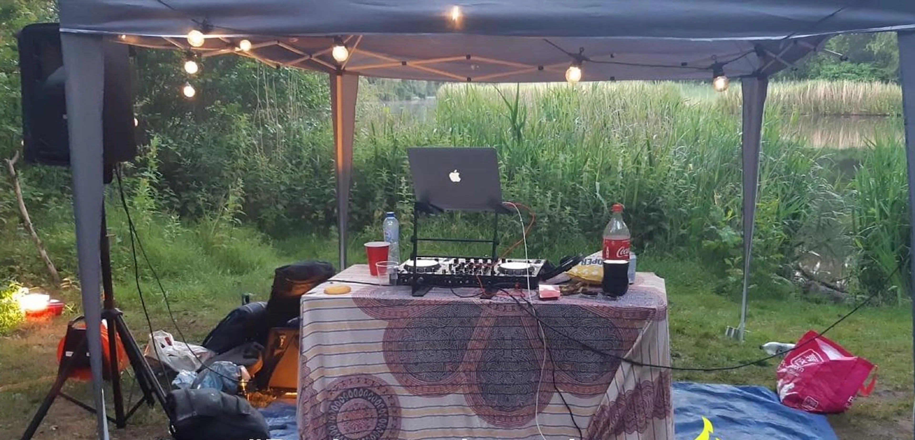 Politie treft afval en uitwerpselen bij illegaal feest in Amsterdamse Bos