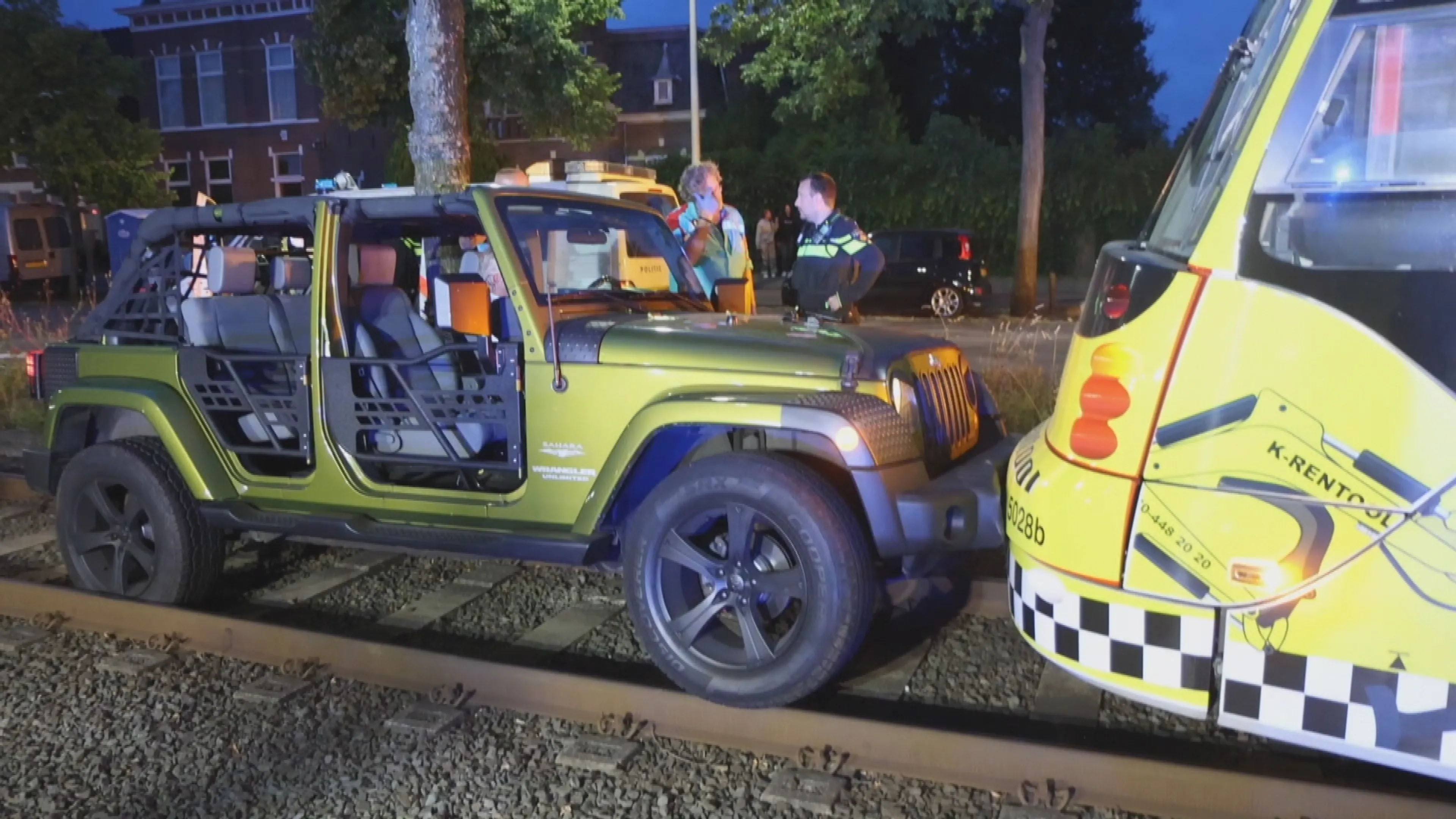 Onhandige bestuurders in Den Haag: auto's belanden op tramrails
