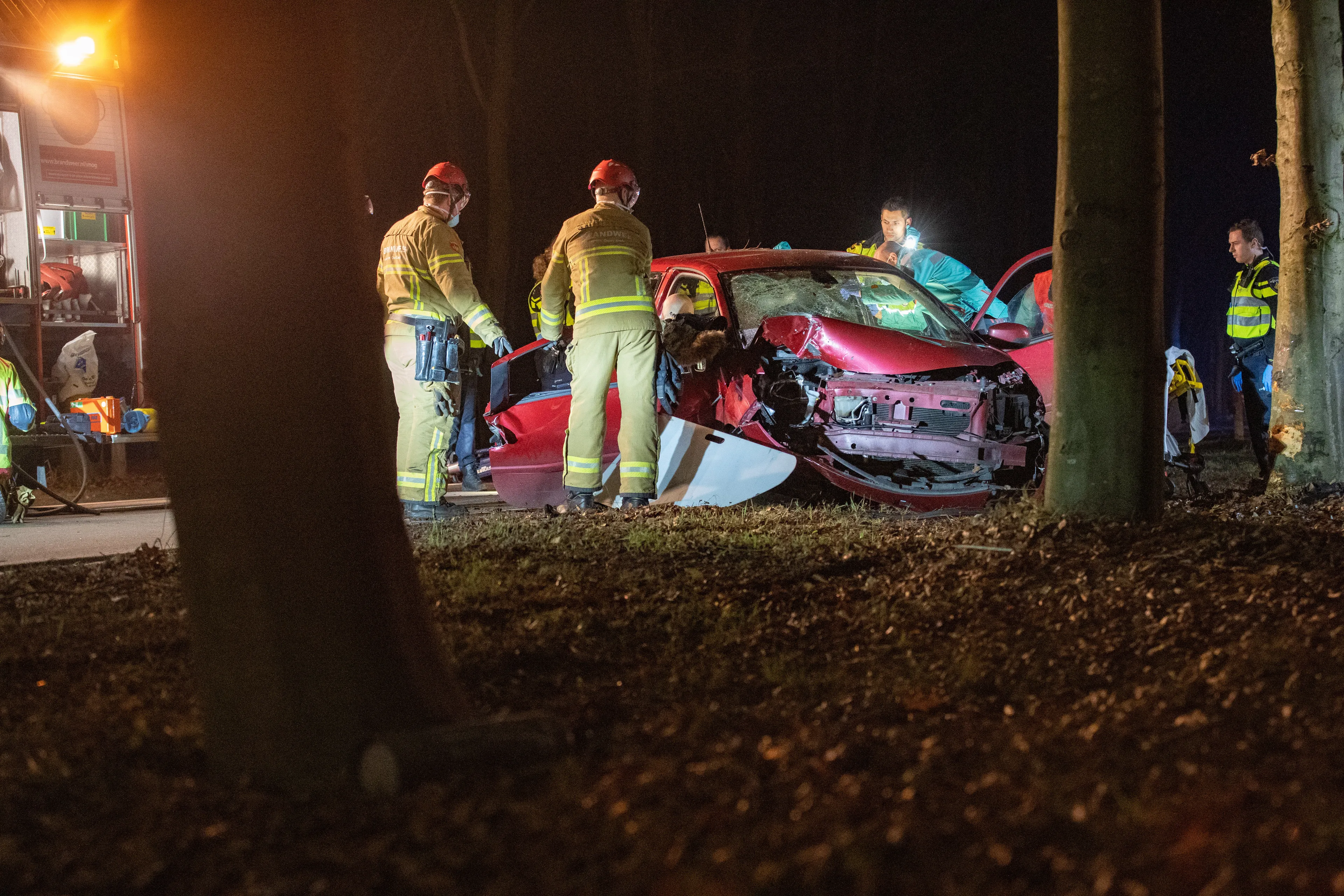 Drie vrouwen raken zwaargewond bij crash tegen boom, lachgasfles gevonden in auto