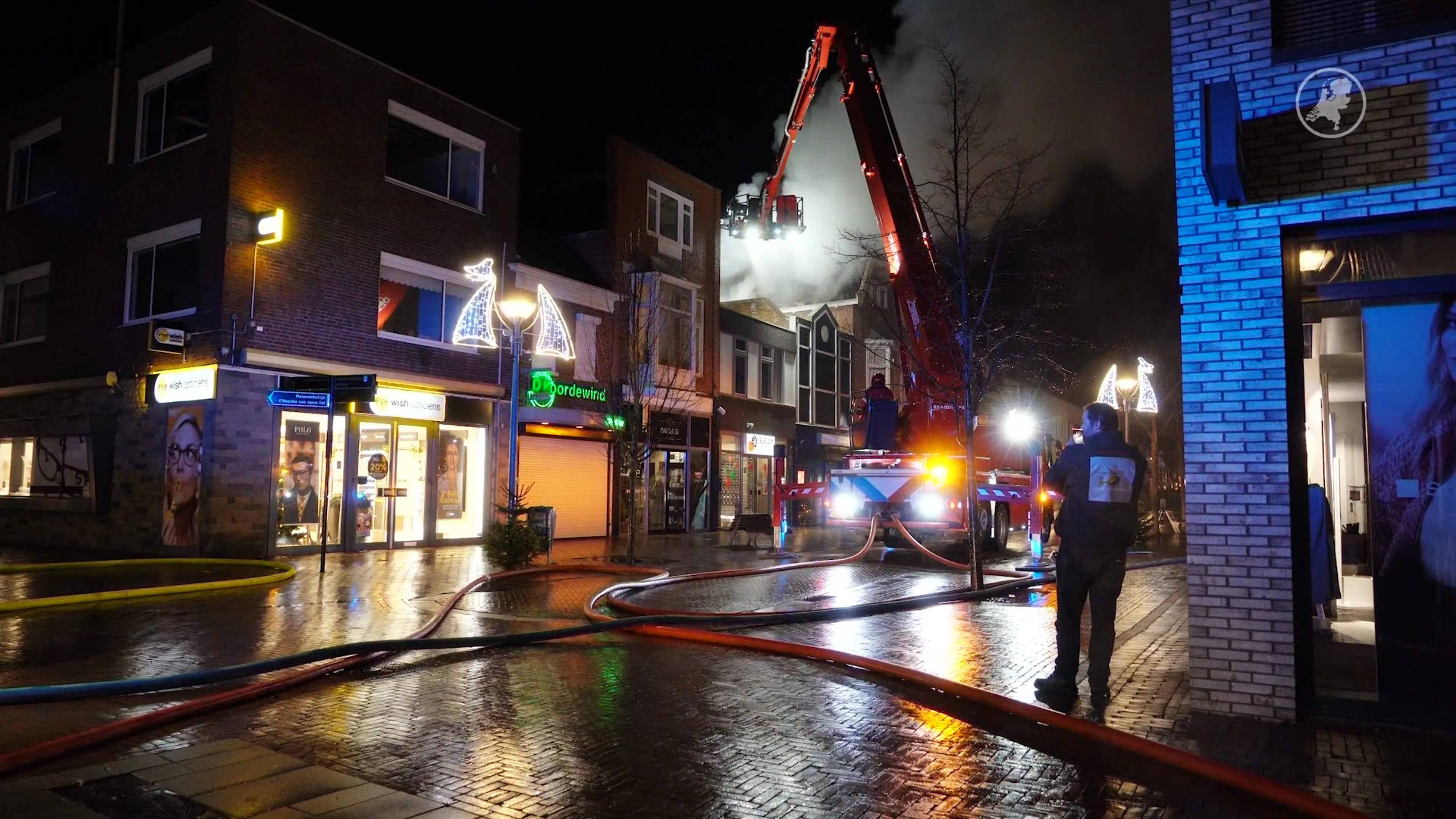 Grote brand in centrum Delfzijl, uitslaand in woning boven winkelpand