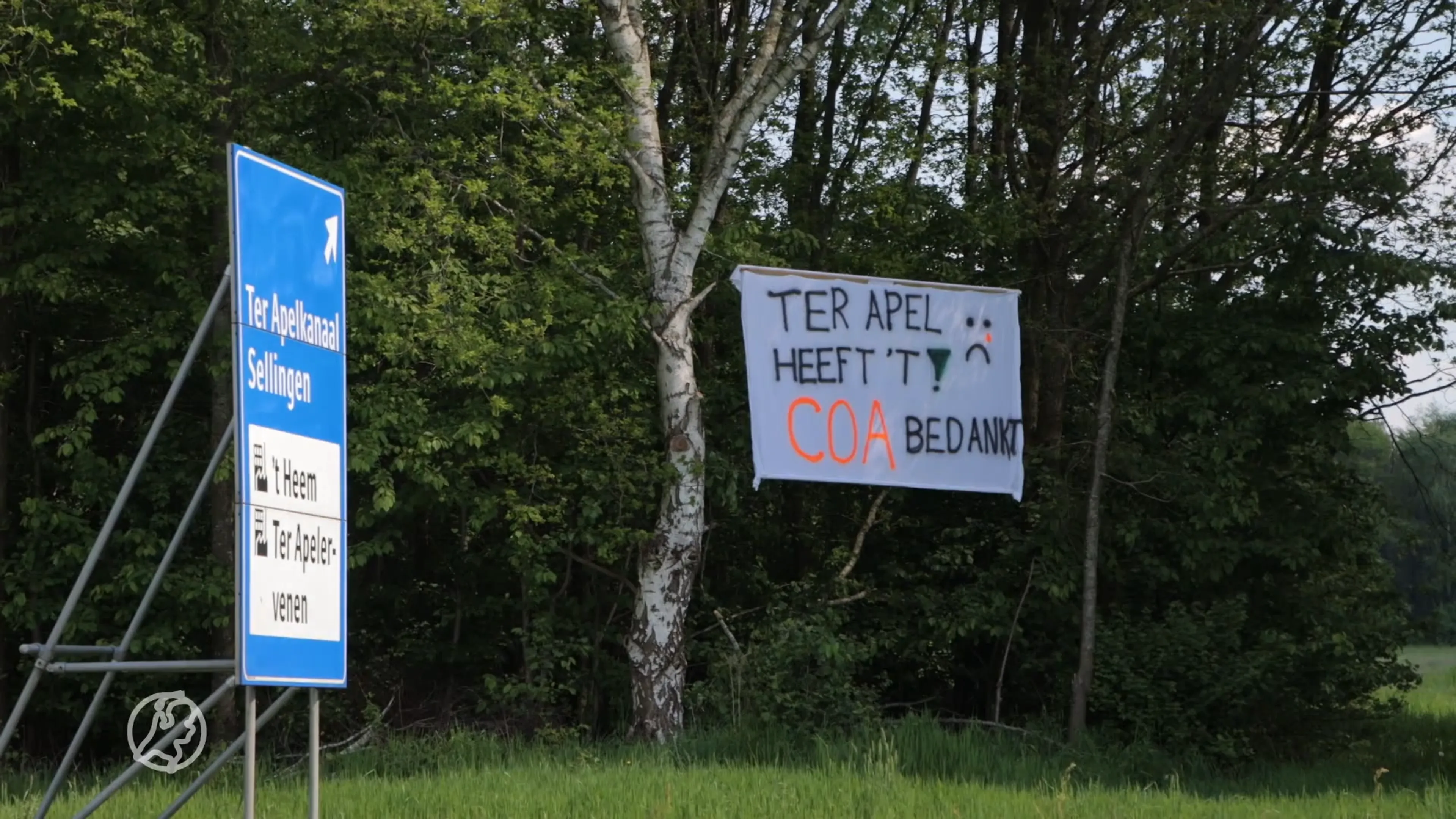 Ter Apel hangt vol met spandoeken tegen asielzoekers: 'We pikken het niet langer'