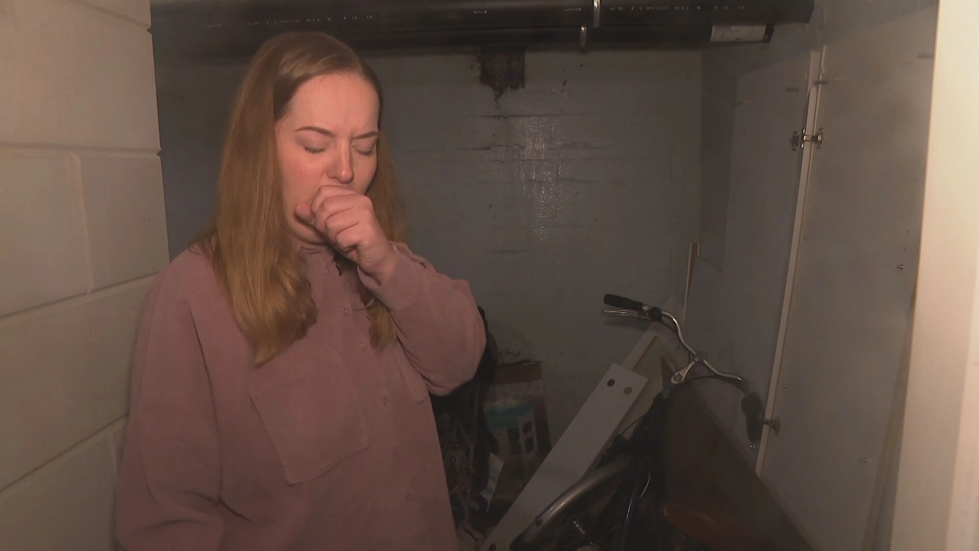 Cindy's kelder loopt al acht jaar vol: vieze geur en schimmel op babyspullen