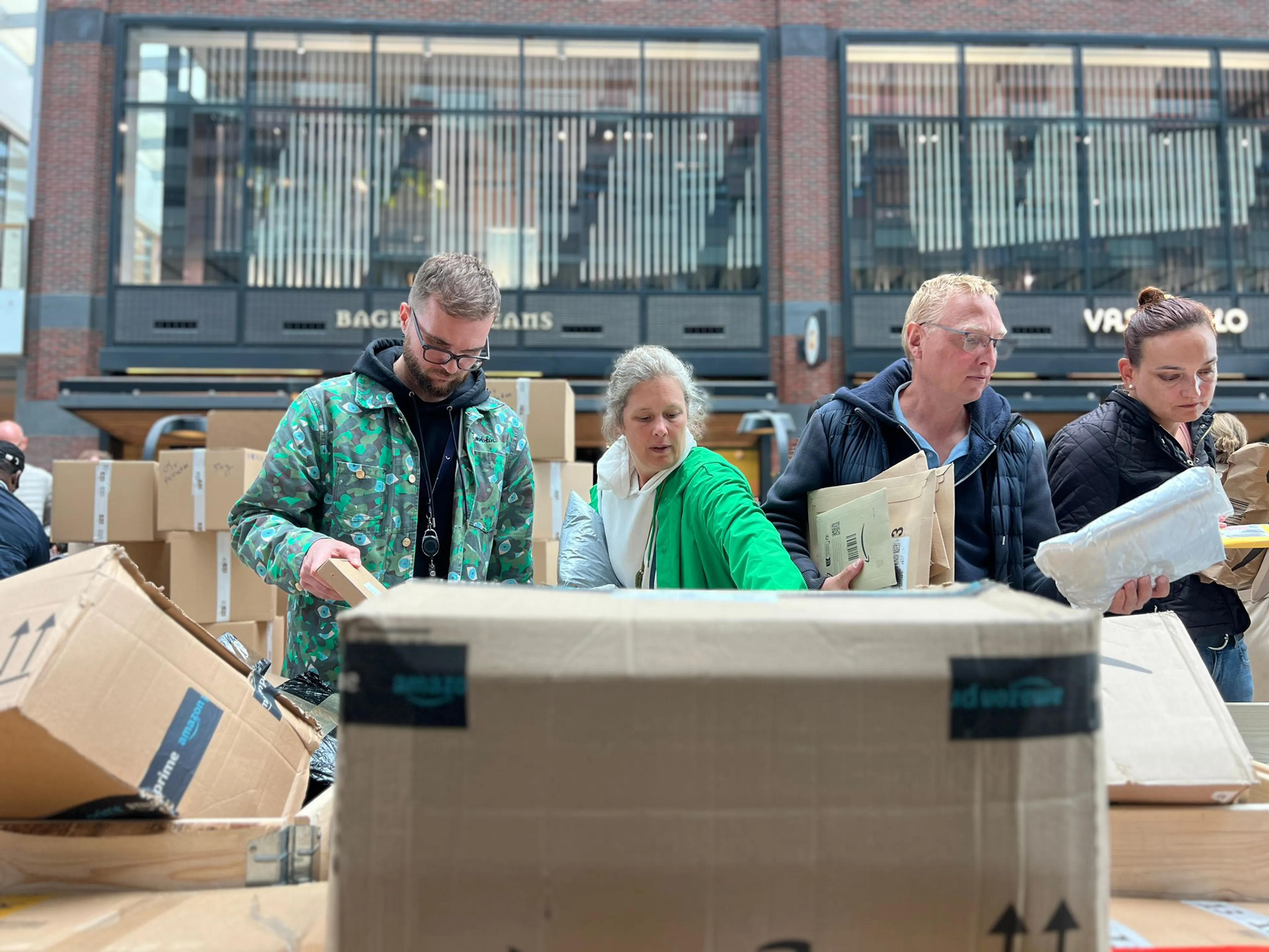 'Verloren pakketten' vinden in Utrecht nieuwe eigenaar: 'Net een grabbelton'