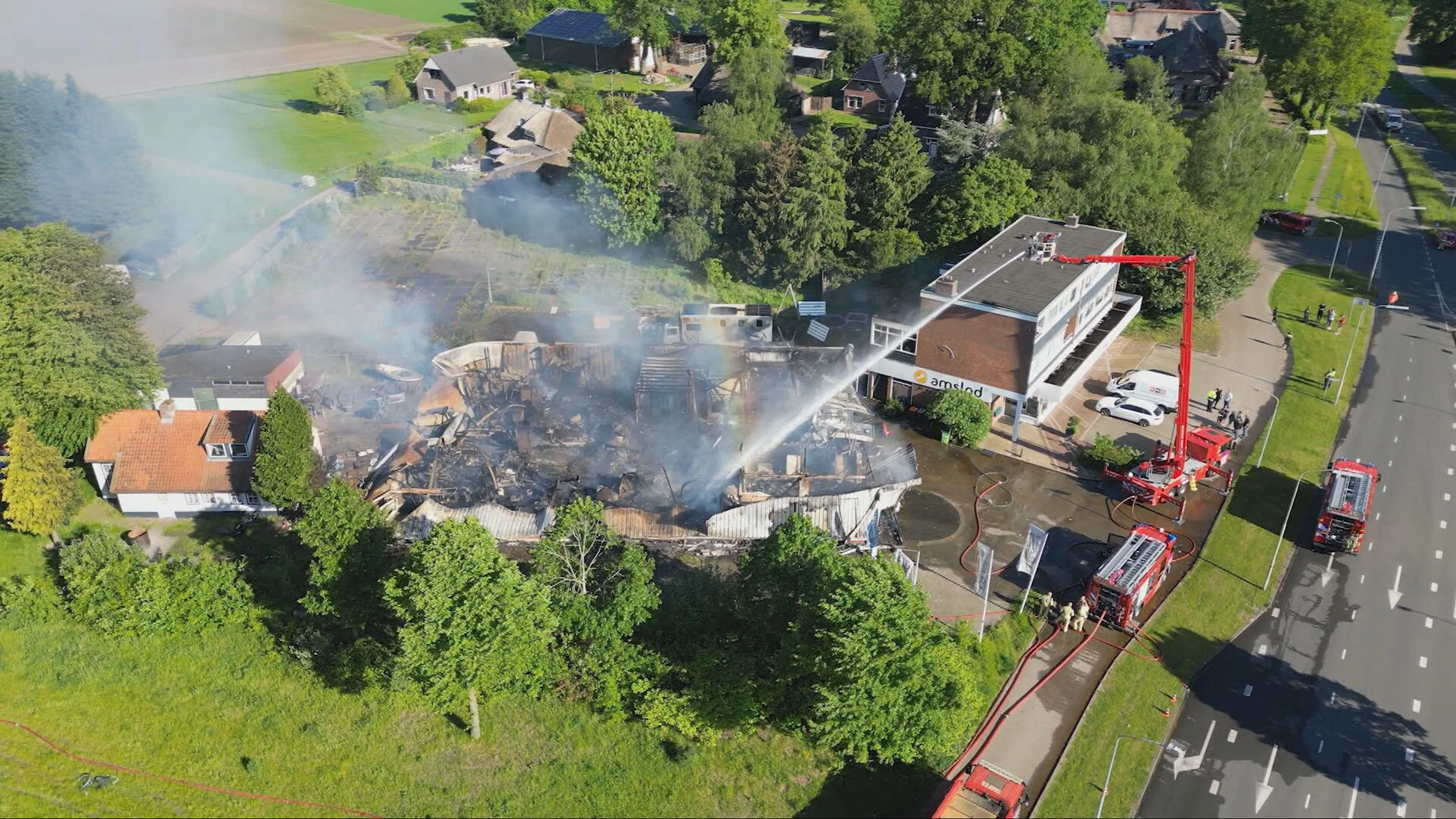 Pand in Emmen volledig verwoest door grote brand