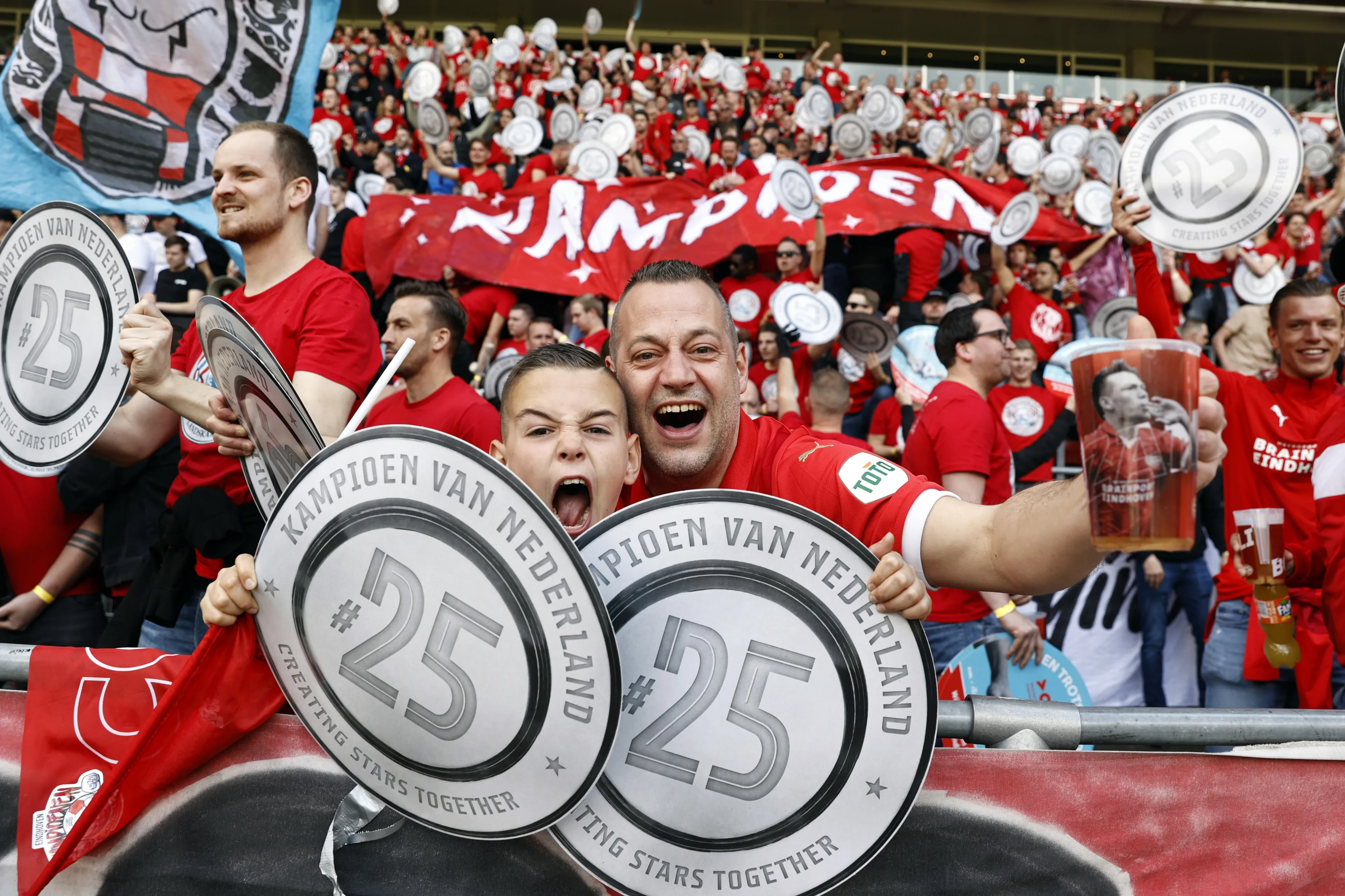 Feest barst los in Eindhoven na zege PSV op Sparta: 'We gaan nu feesten tot in de late uren'