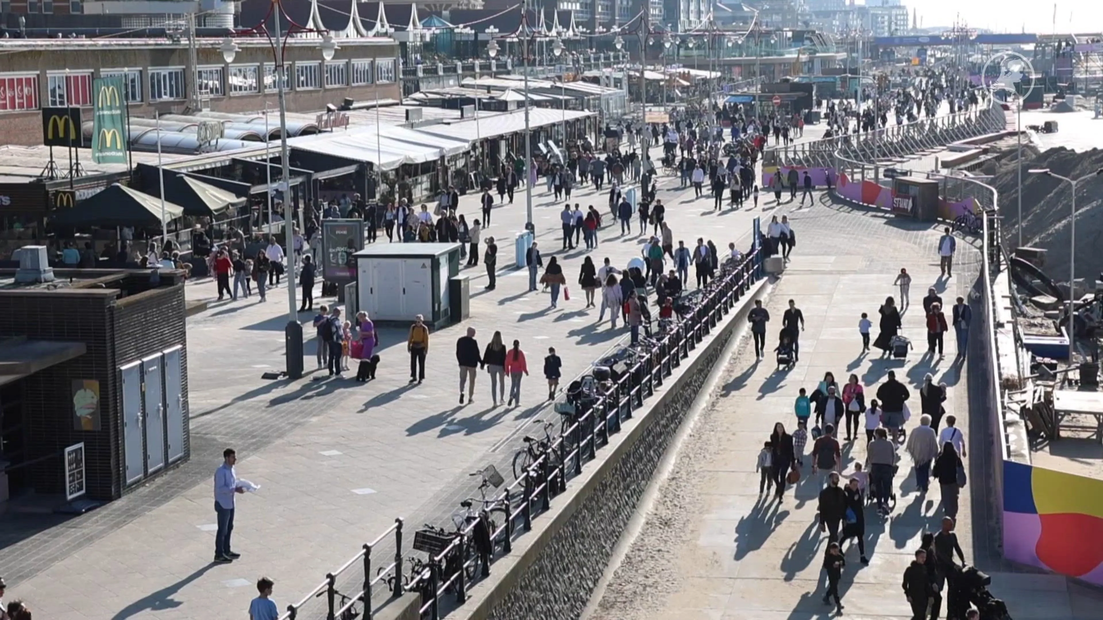 Drukte op Scheveningen: zonnige lentedag trekt massa’s naar het strand