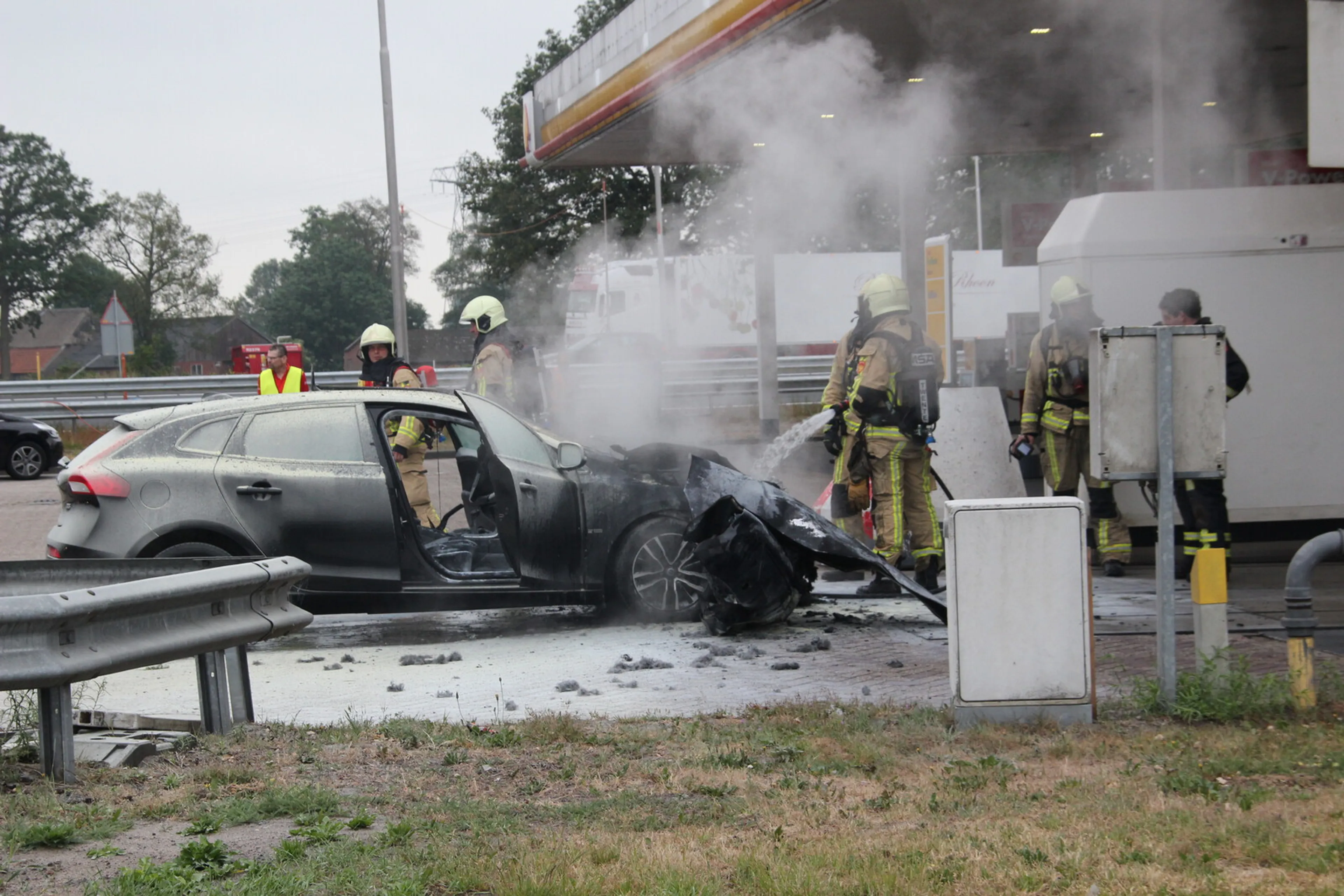 Vrouw rijdt met brandende auto naar tankstation langs A1
