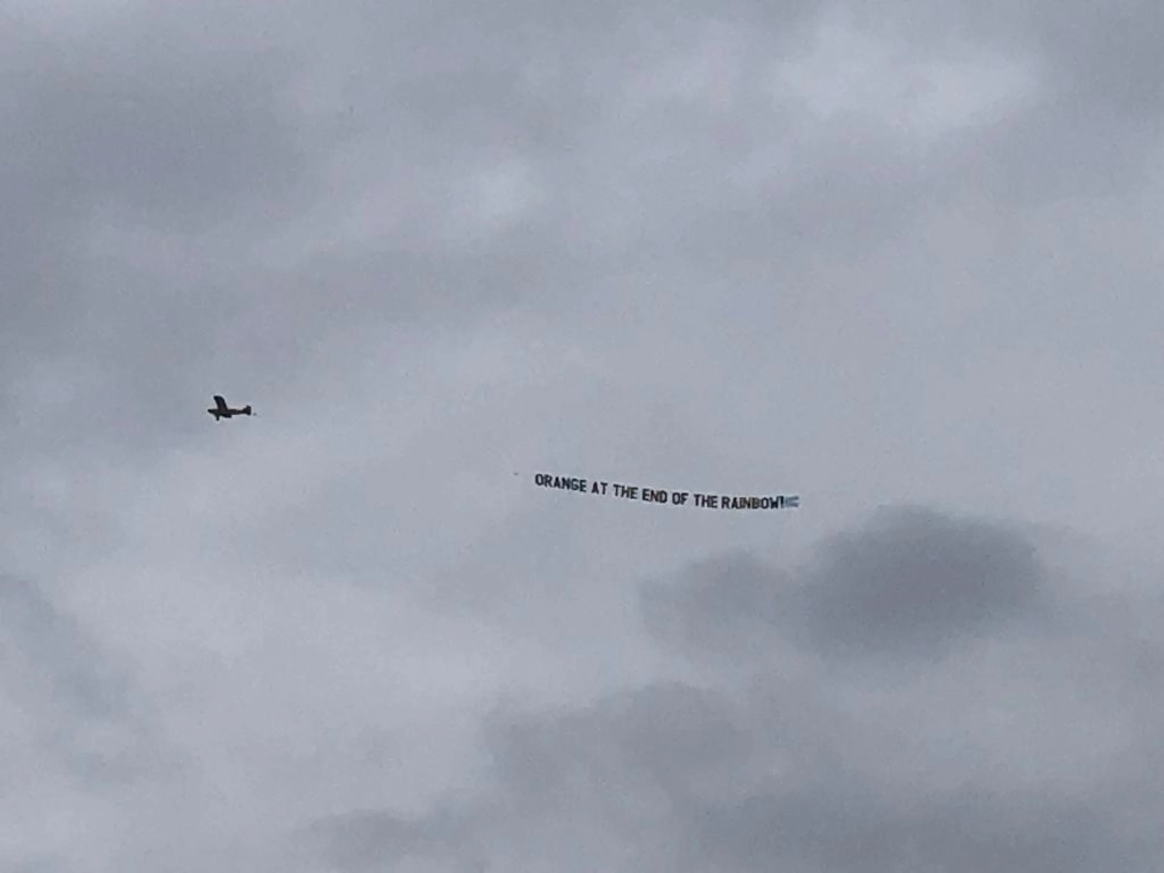 Opnieuw vliegtuigje gespot boven Oranje-training, deze keer met kleurrijke boodschap
