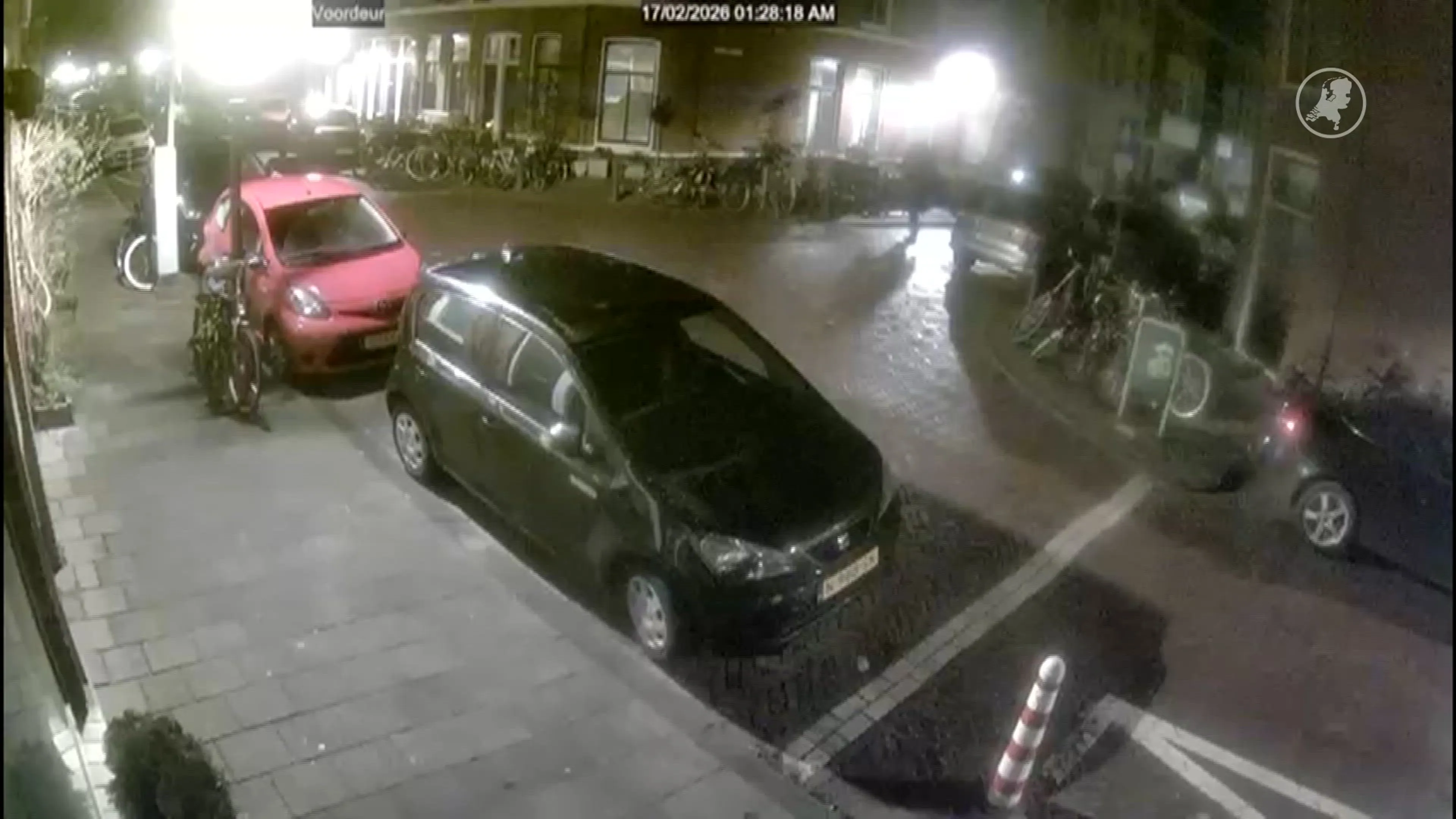Man steekt met zwaard banden lek in Den Haag