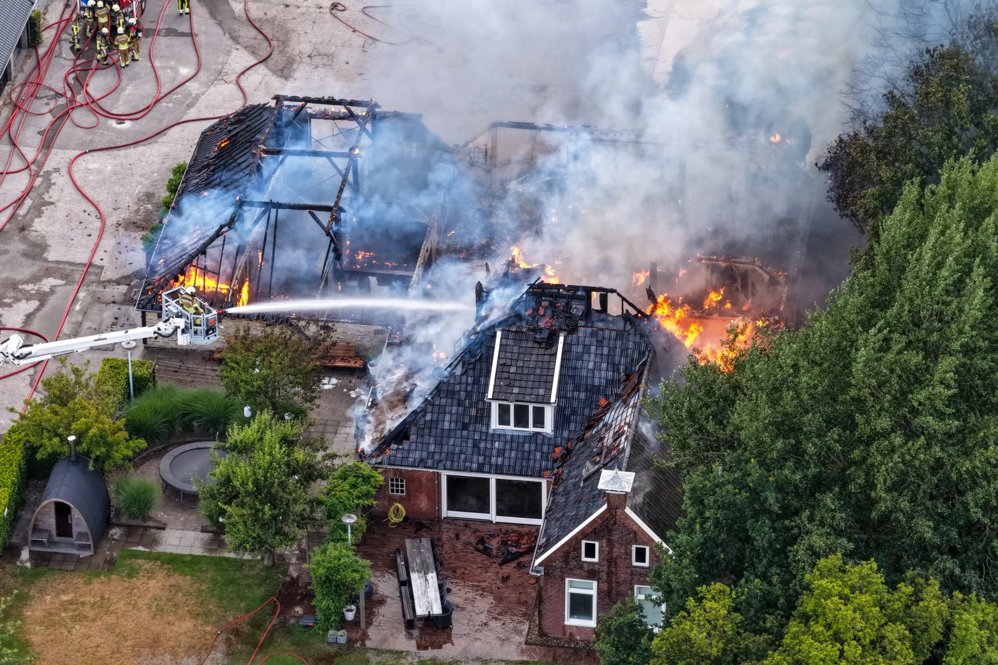 Grote uitslaande brand in schuur in Sumar slaat over op paardenstallen