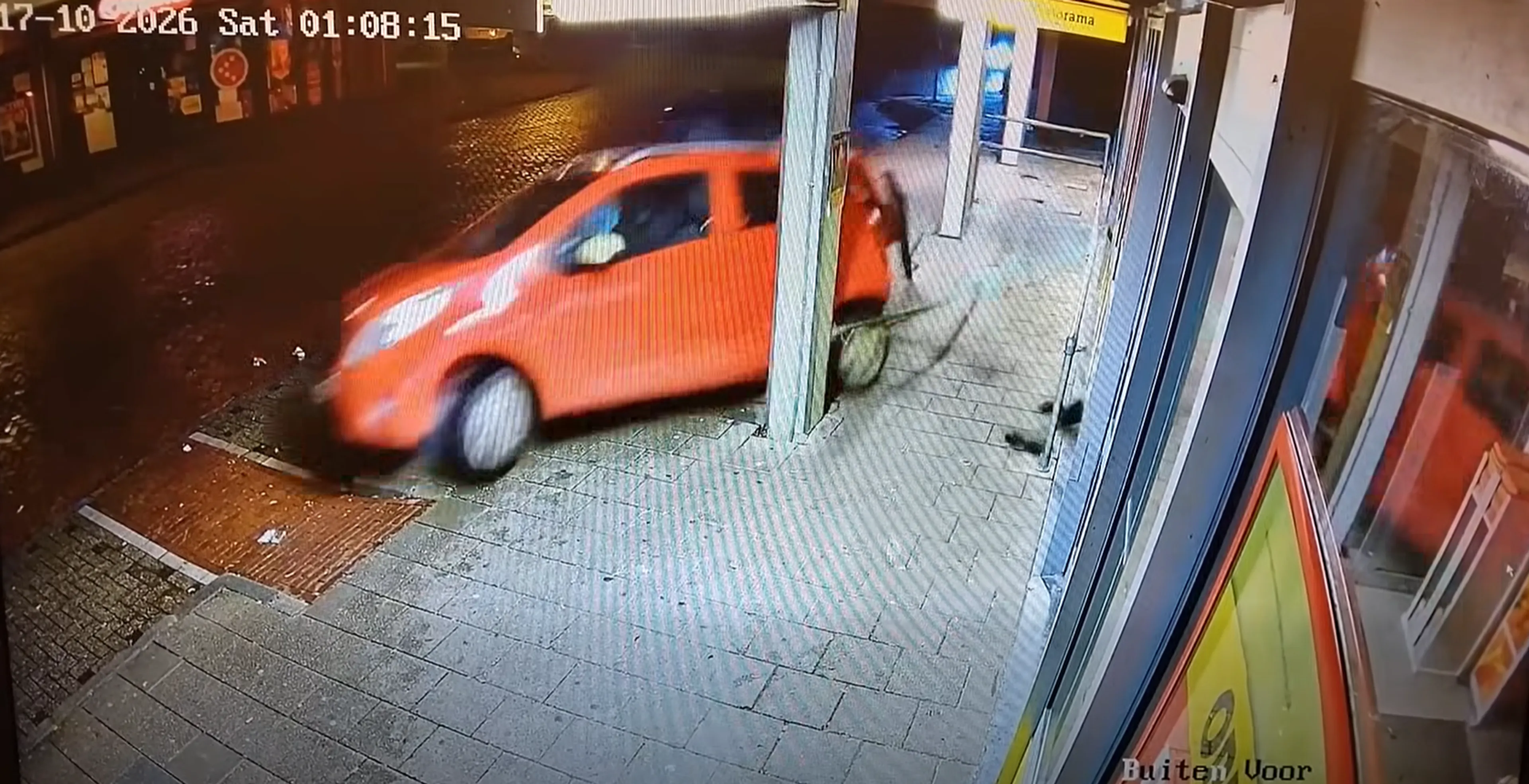 Flink ravage nadat auto geparkeerde wagen en supermarkt ramt op Urk