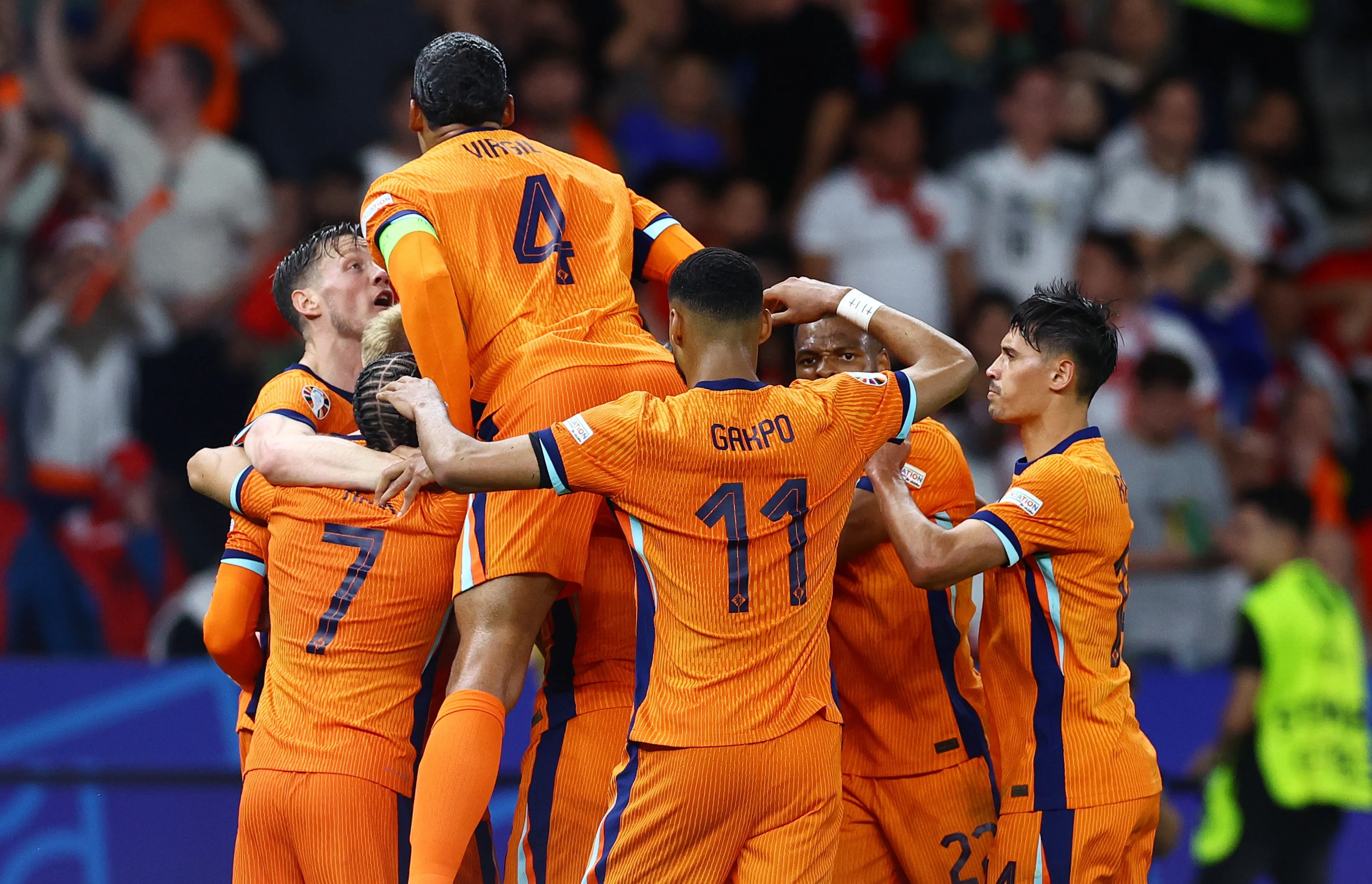 ZIEN: Oranje viert met Frenkie de Jong groot feest in de kleedkamer