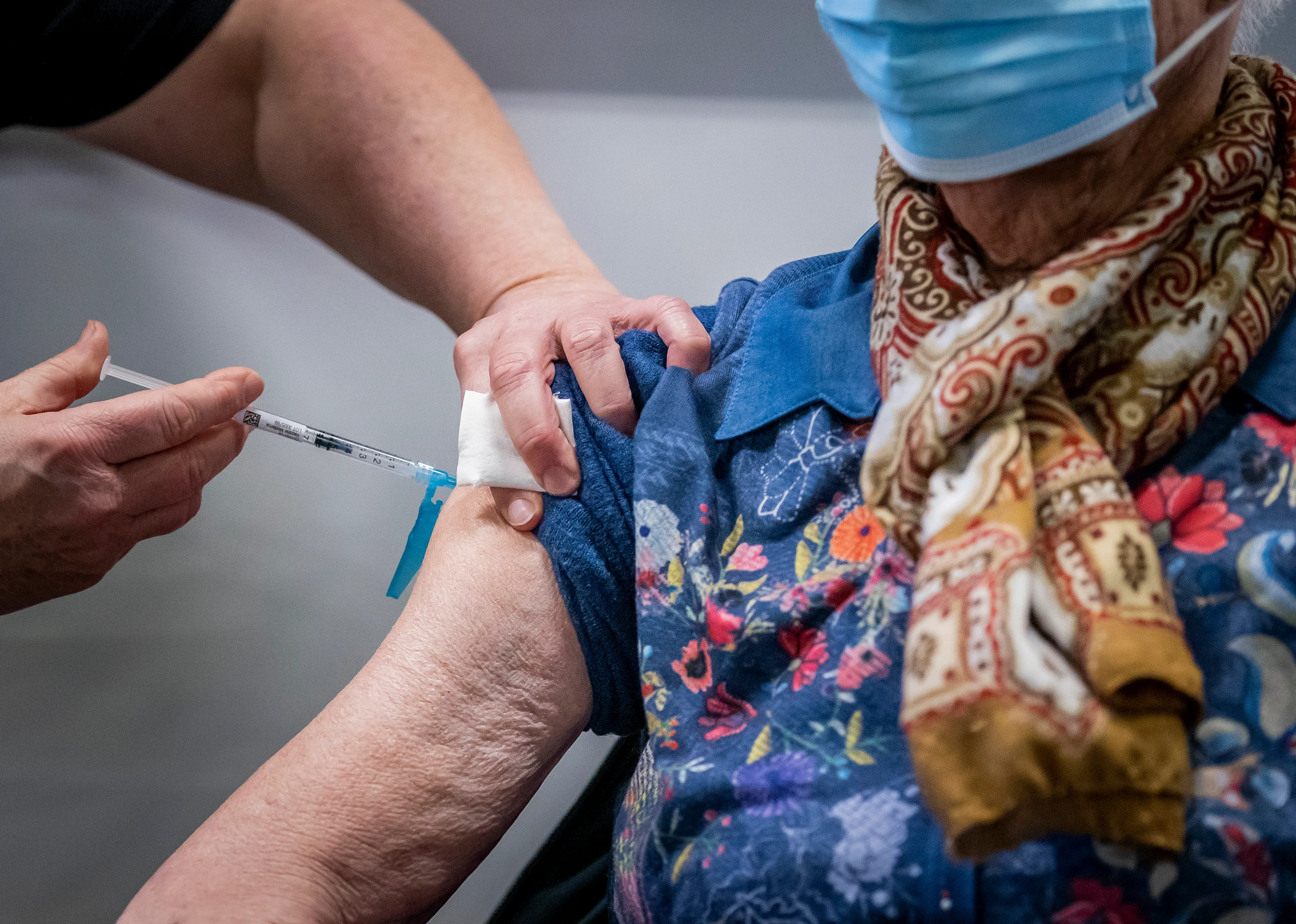 Weer ruim 20.000 positieve coronatests en aantal coronapatiënten in de ziekenhuizen gedaald