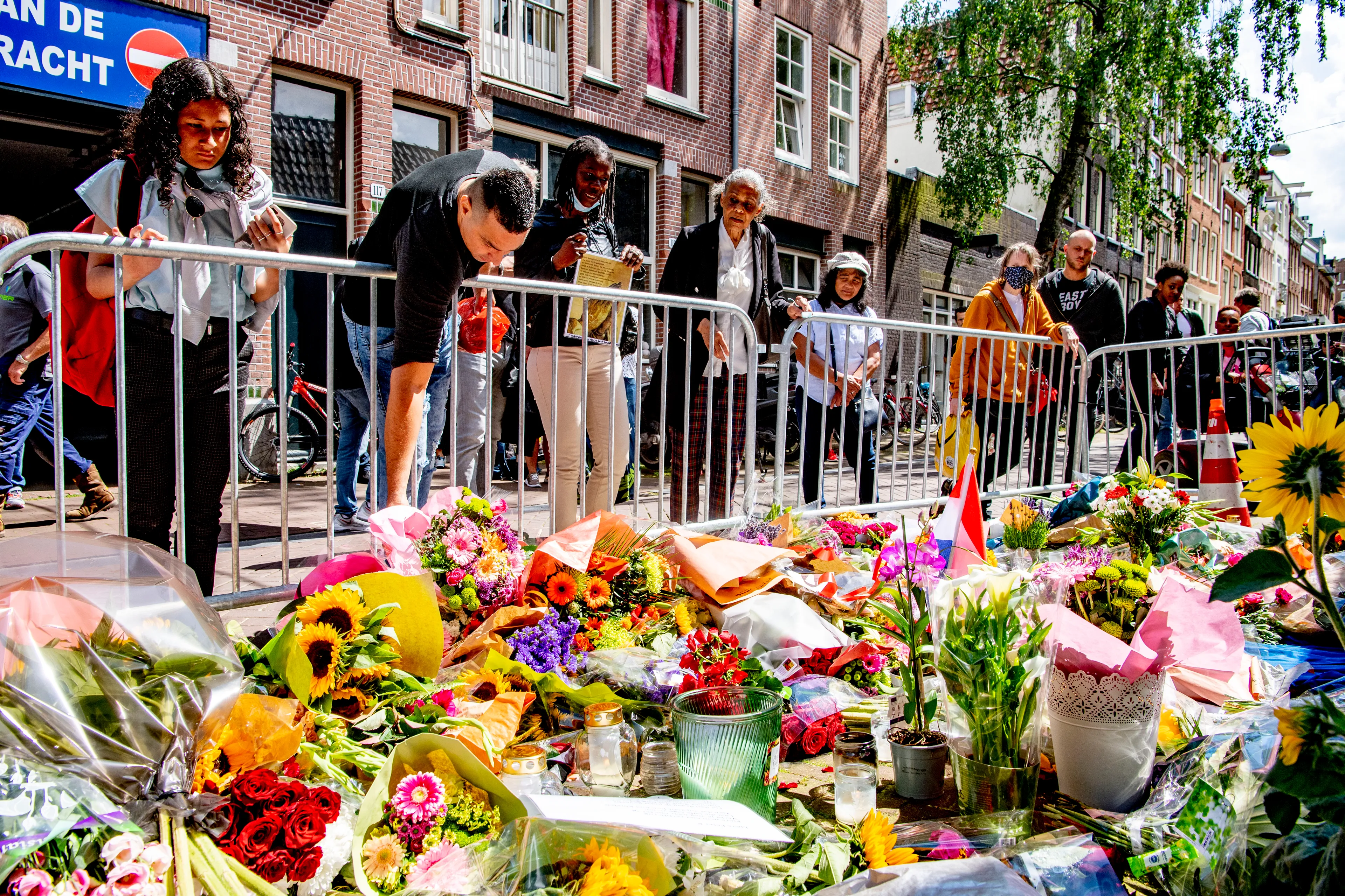 Petitie om Lange Leidsedwarsstraat om te dopen tot Peter R. de Vriesstraat