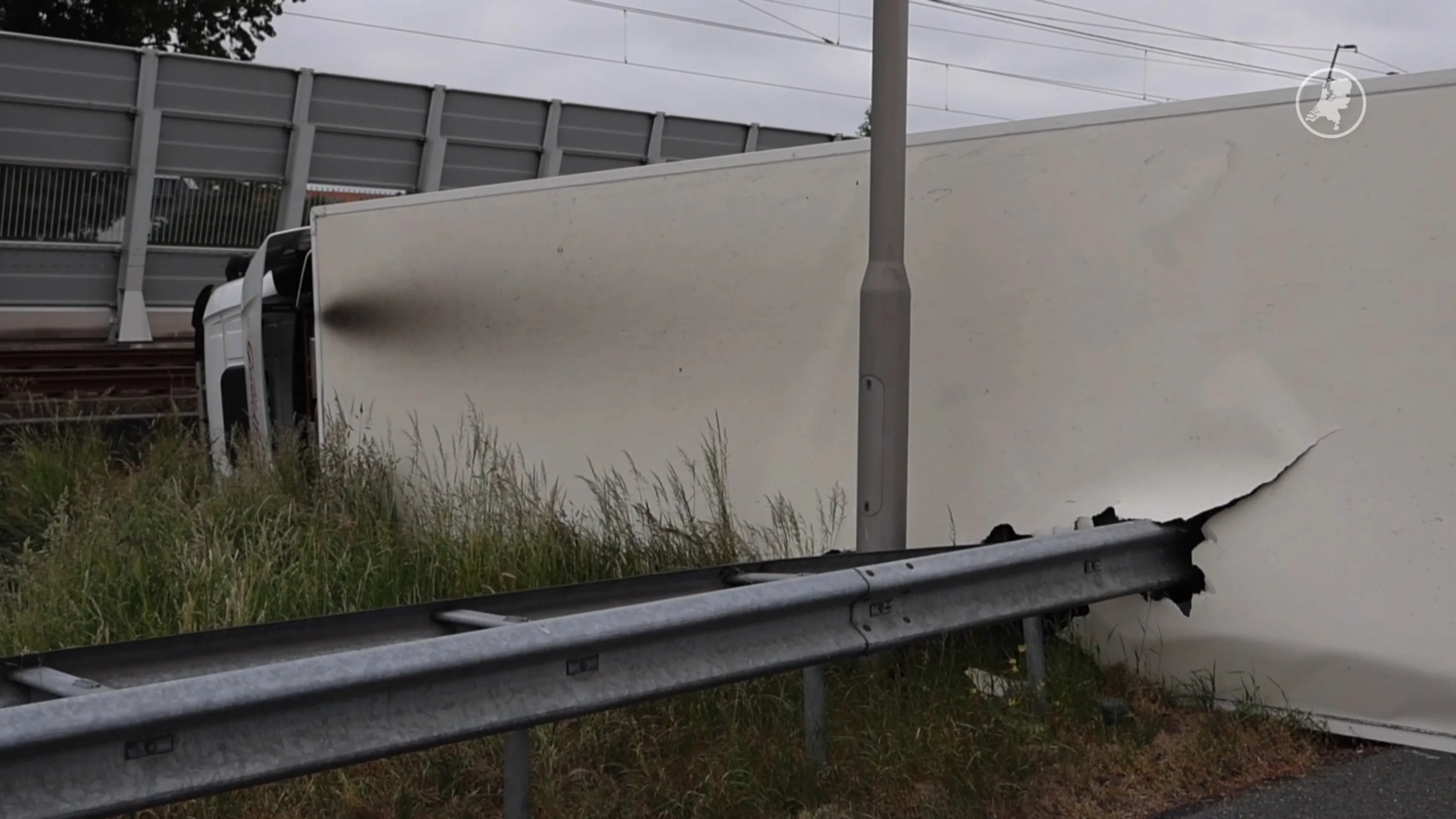 Vrachtwagen gekanteld op A4: vangrail doorboort trailer