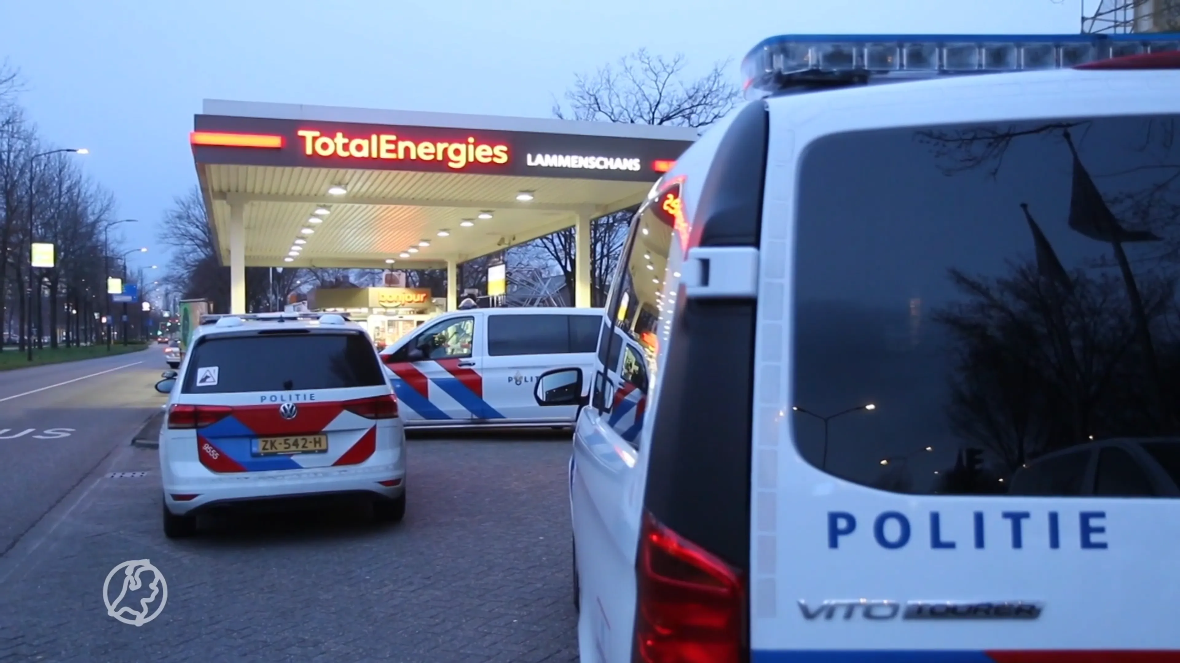 Twee gewapende jongens overvallen tankstation in Leiden