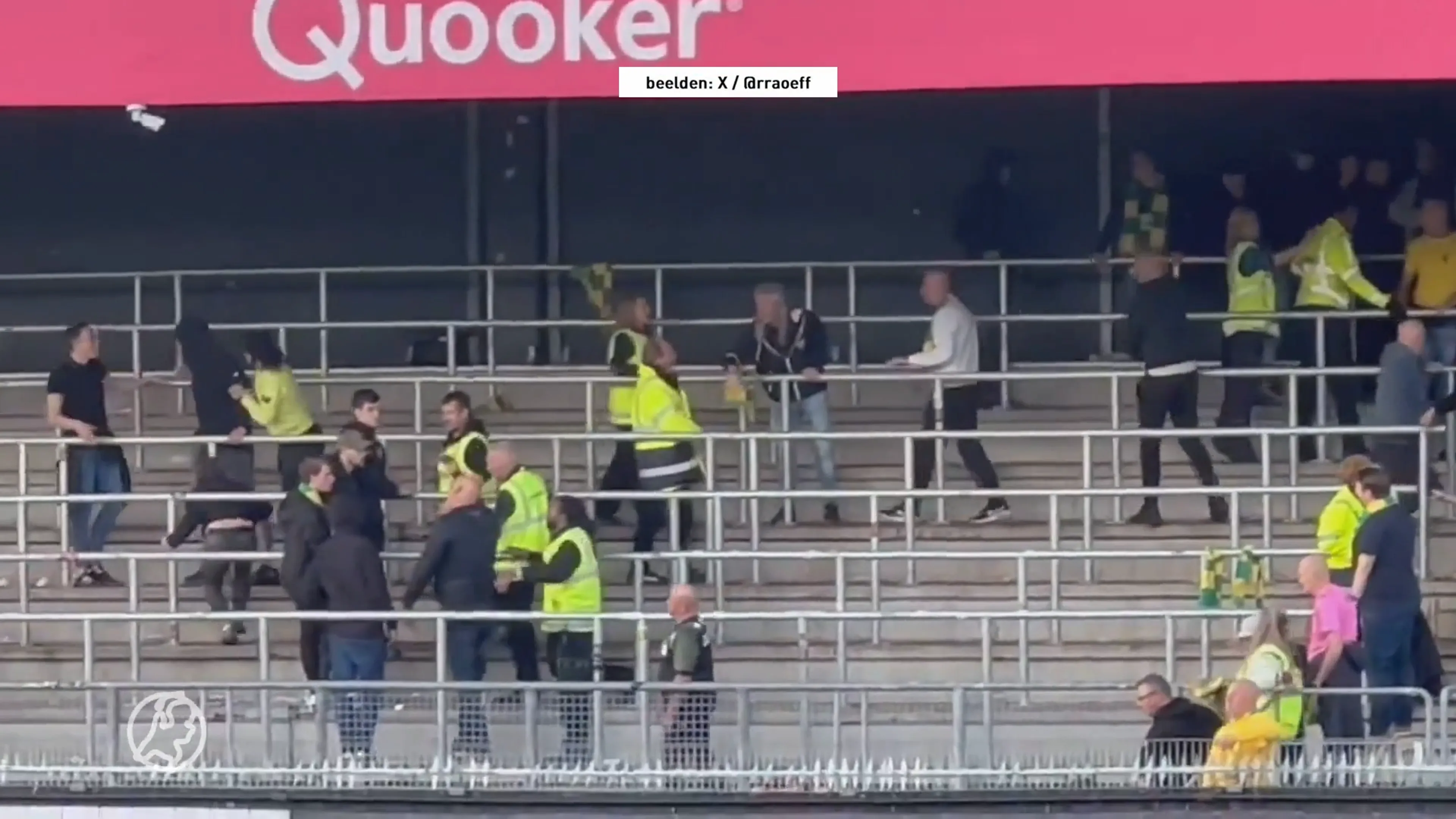 Supportersvak ADO ontruimd na gooien vuurwerk: 'Keihard aanpakken' 