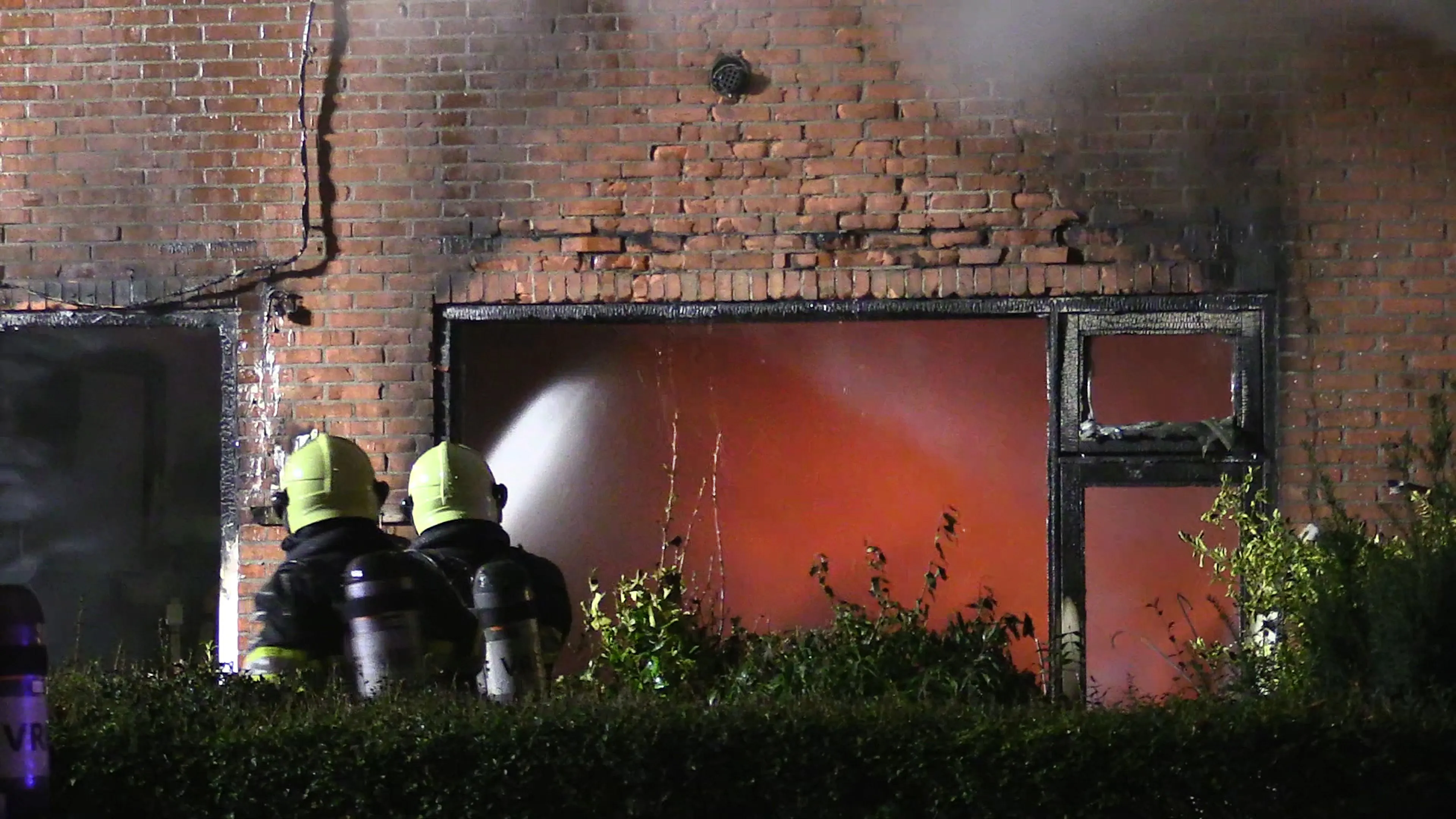 Grote brand verwoest woning in Wolvega, meerdere huizen ontruimd
