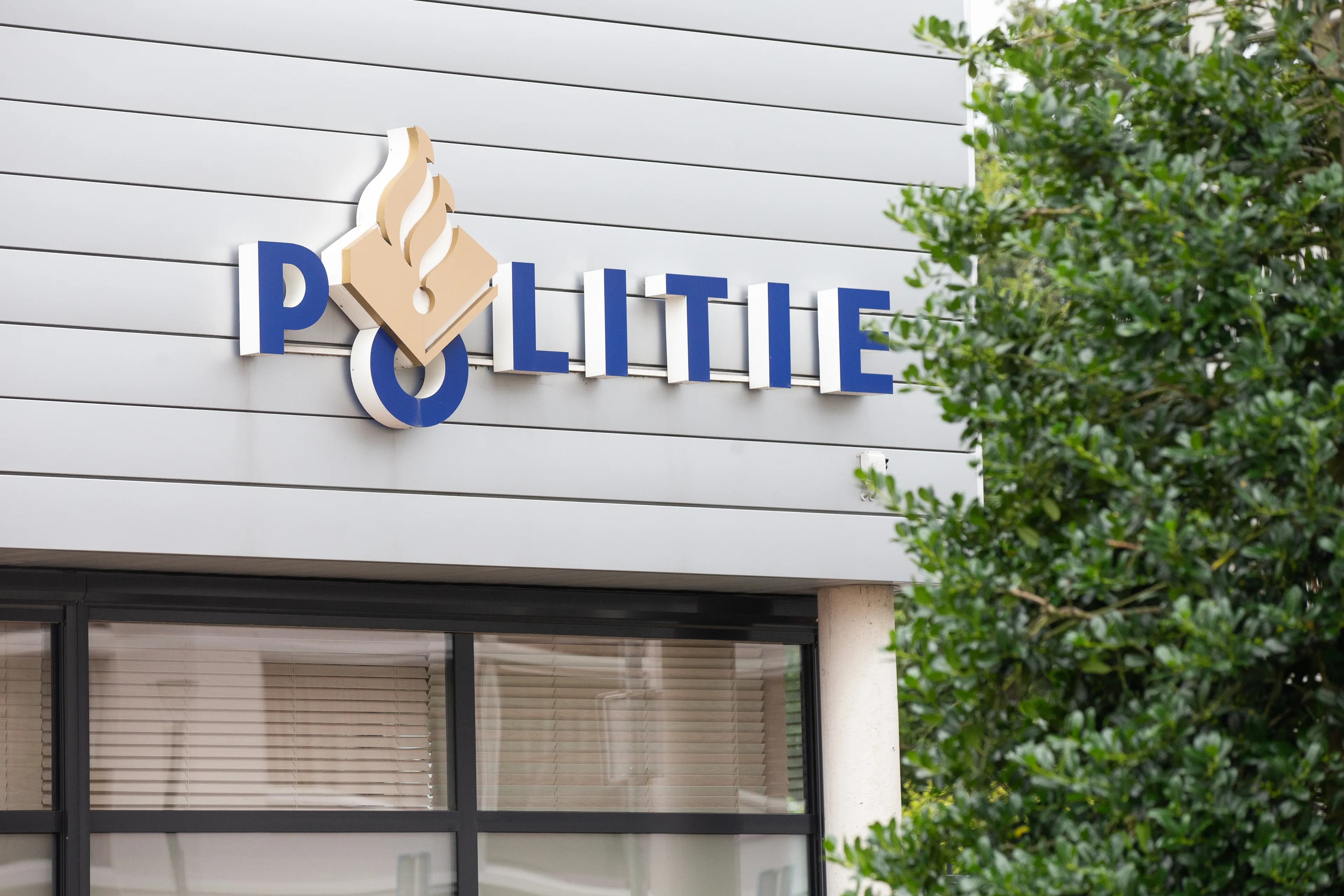 Boze man (56) stalkt alarmnummer 112 en jat deurbel van Tilburgs politiebureau