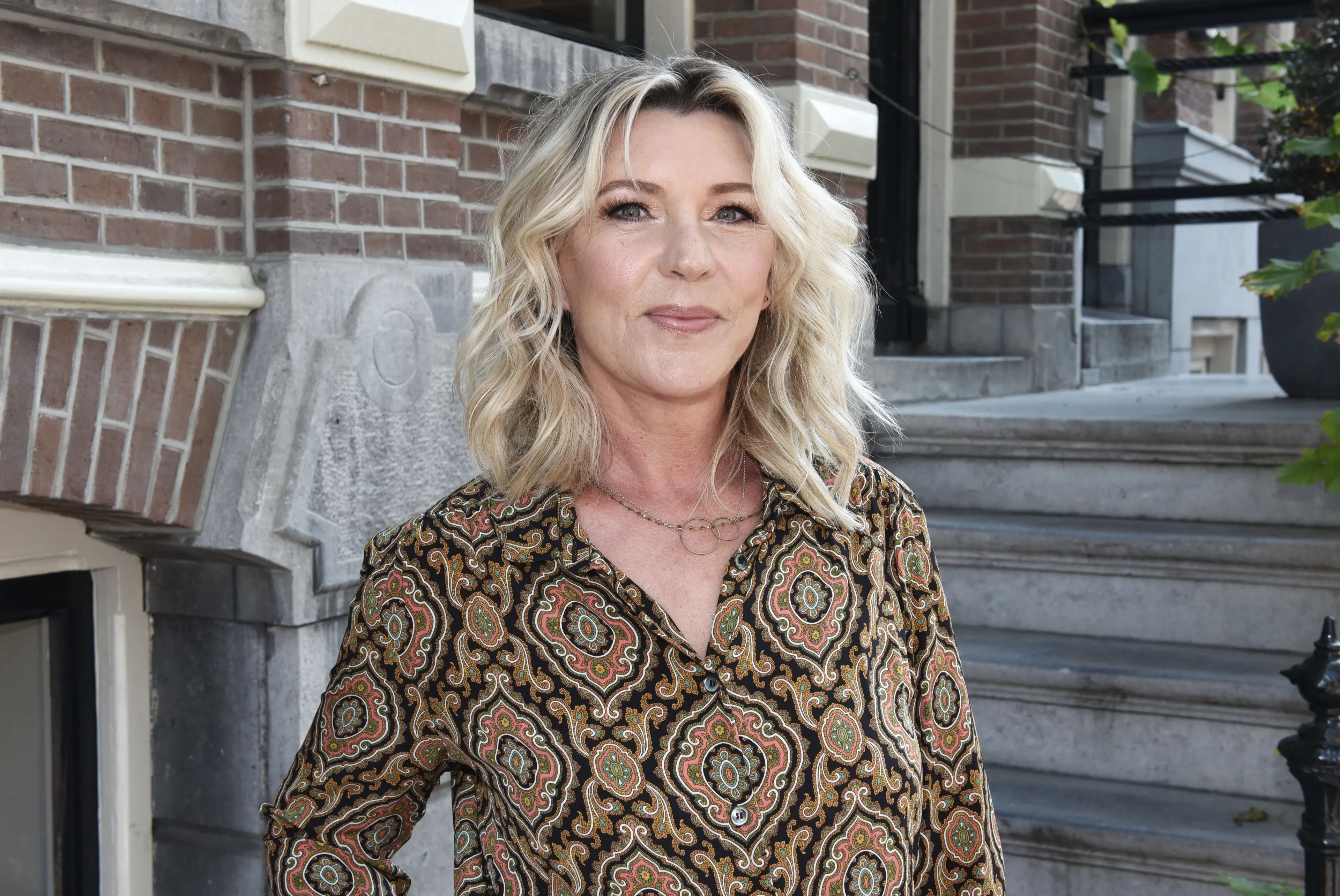 Schrijfster Saskia Noort vindt Harry Mens 'seniele betweter' om Voice-uitspraken