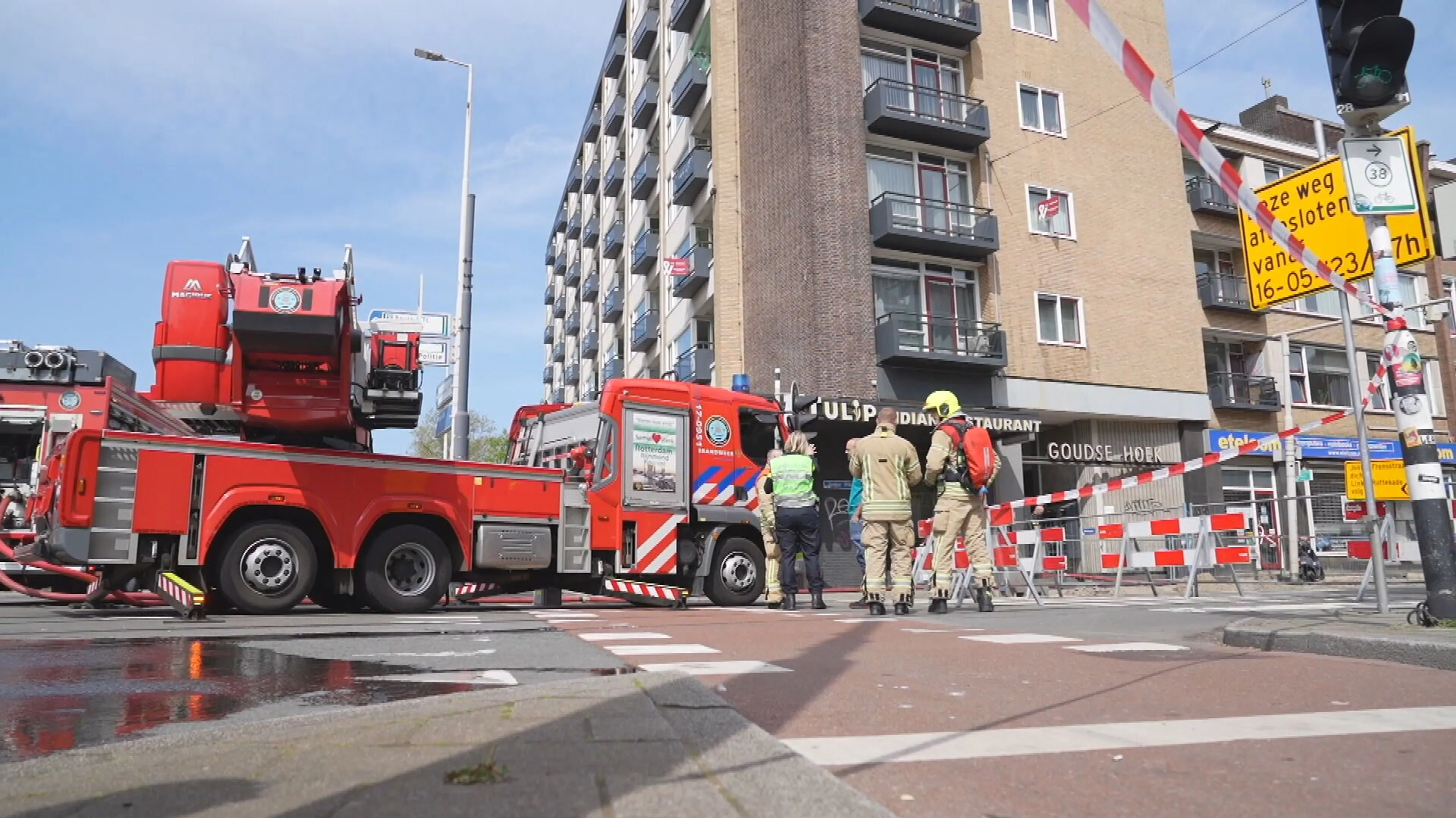 Aanhouding na vondst vuurwapens bij woningbrand Rotterdam