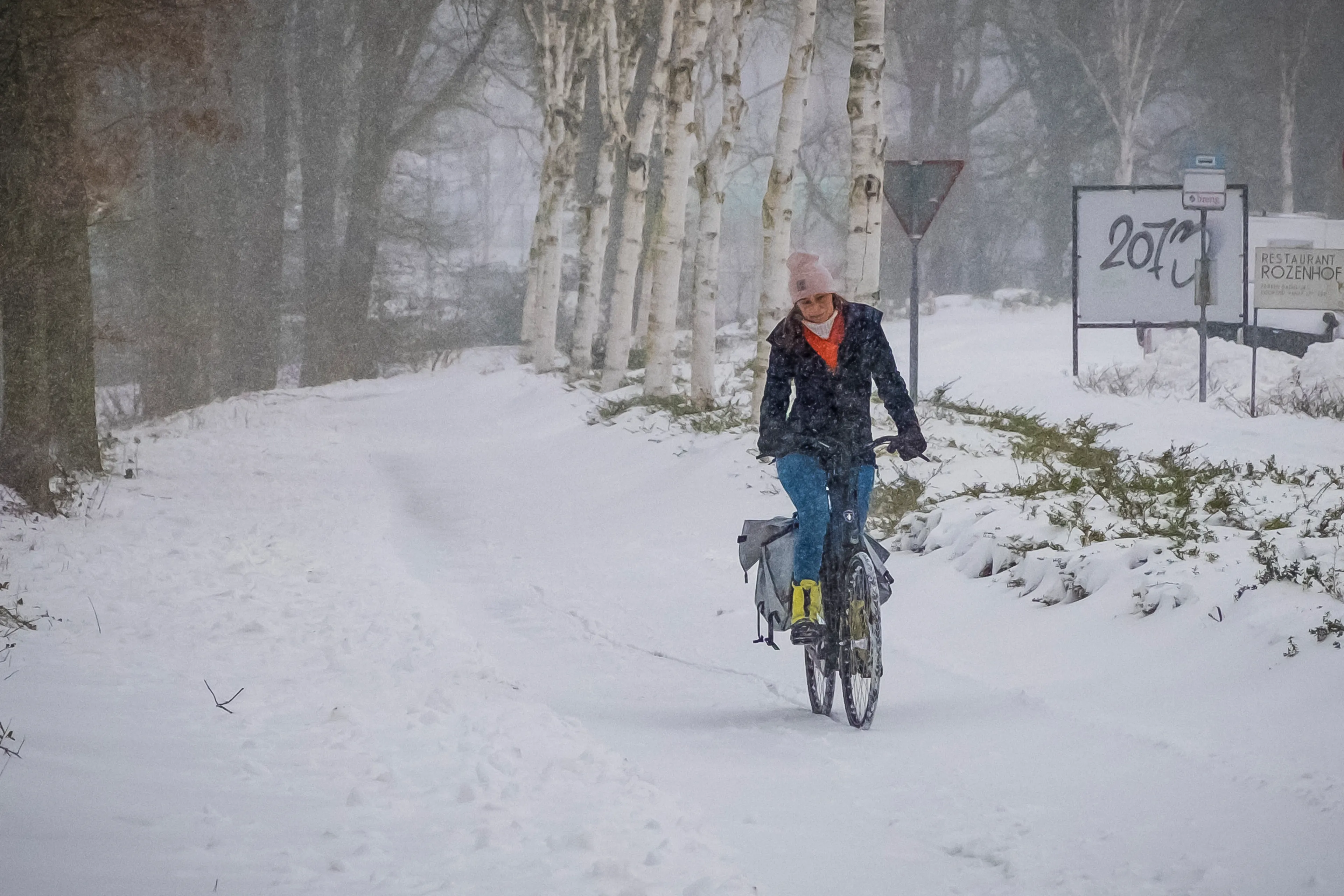 Glibberen en glijden op de fiets: zo voorkom je dat je onderuit gaat met dit weer