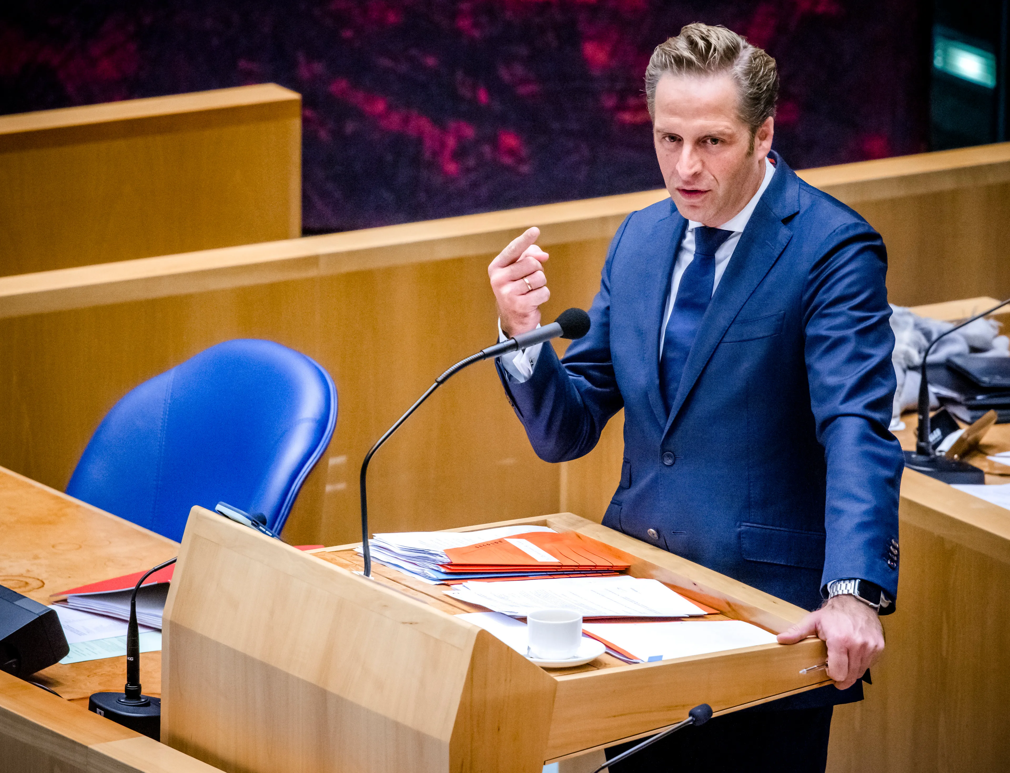 Bijna 6000 nieuwe besmettingen binnen 24 uur, De Jonge voorziet nieuwe maatregelen