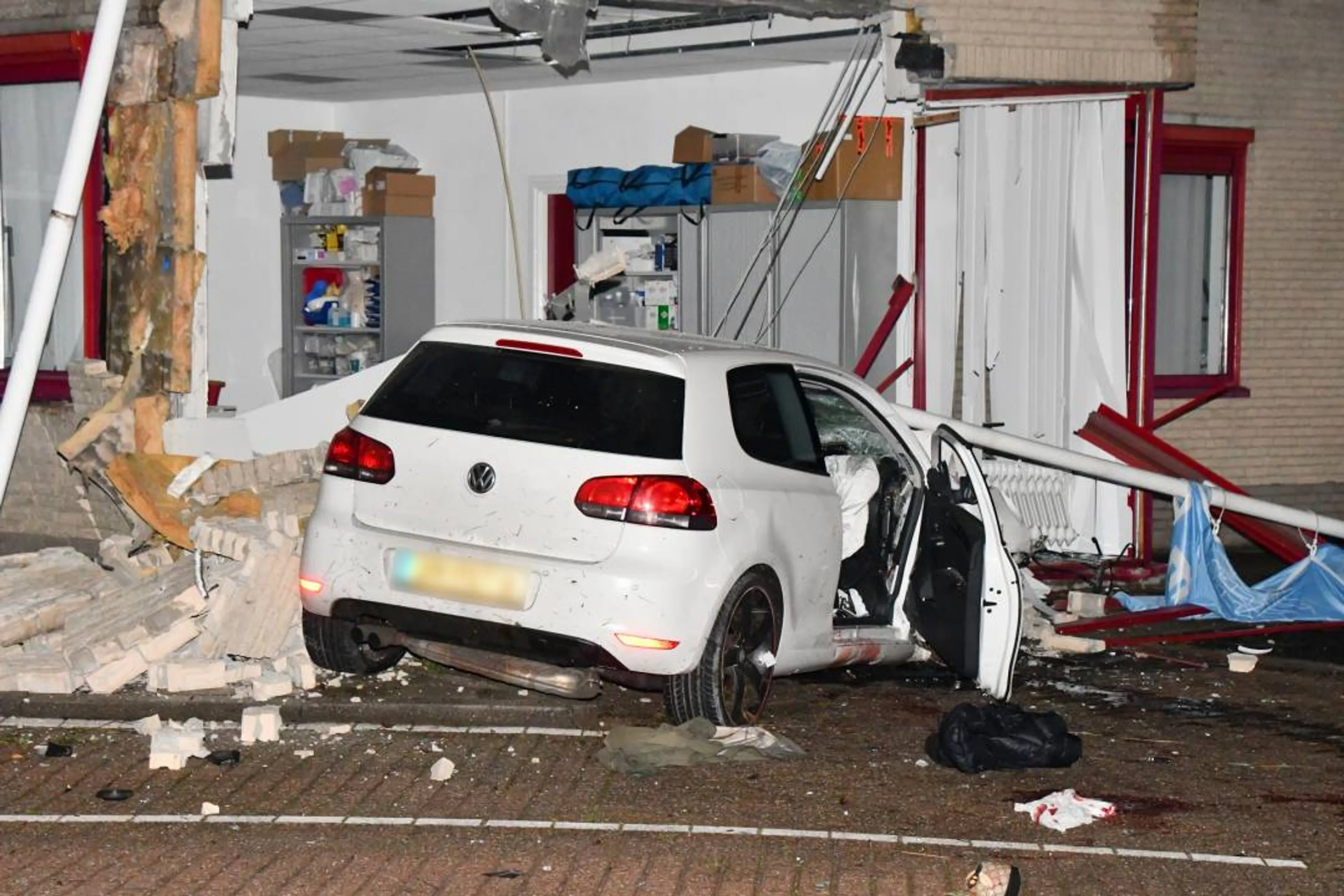Auto boort zich met 160 kilometer per uur in gezondheidscentrum en richt enorme ravage aan