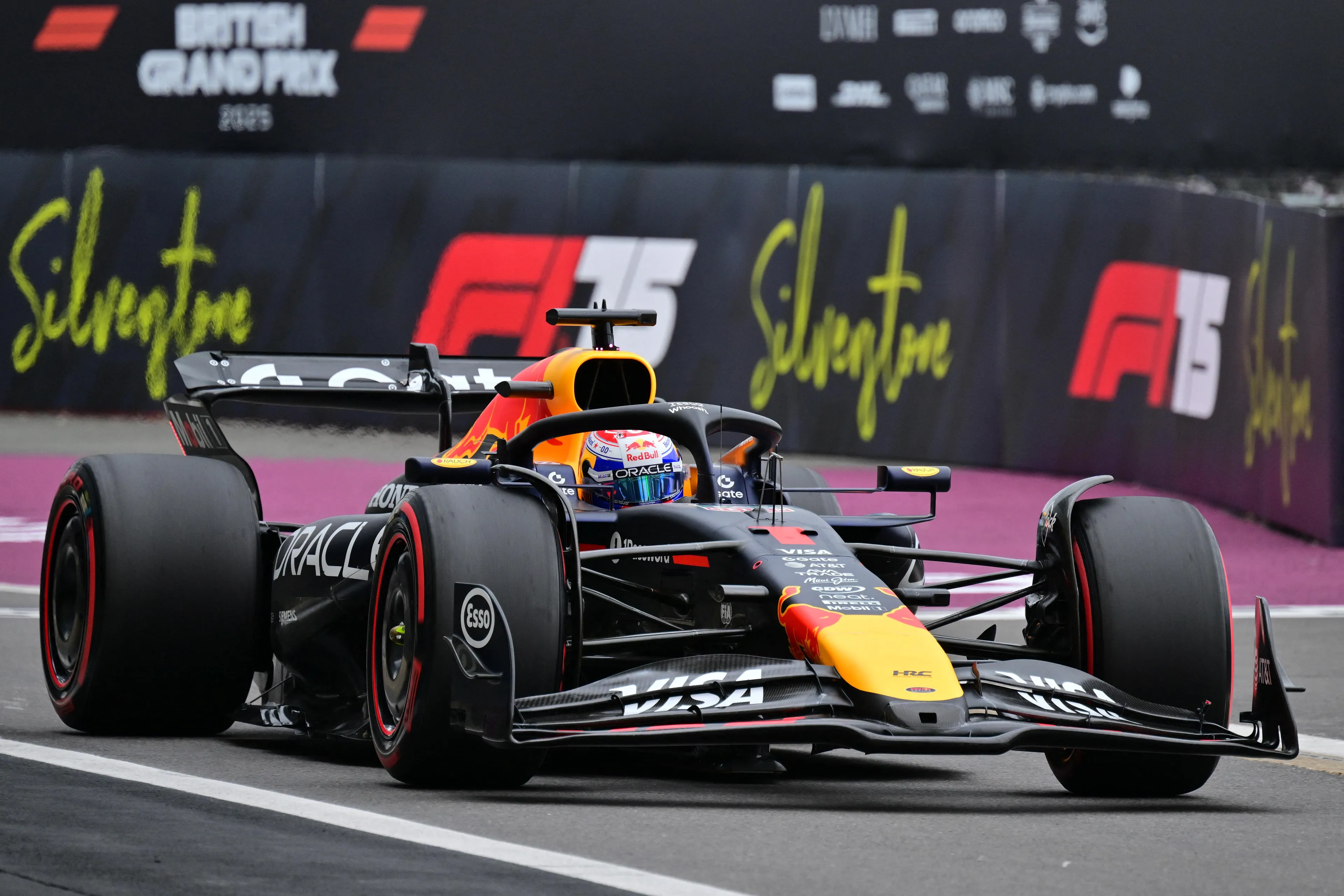 Verrassing in Silverstone: Verstappen pakt poleposition na spannende kwalificatie