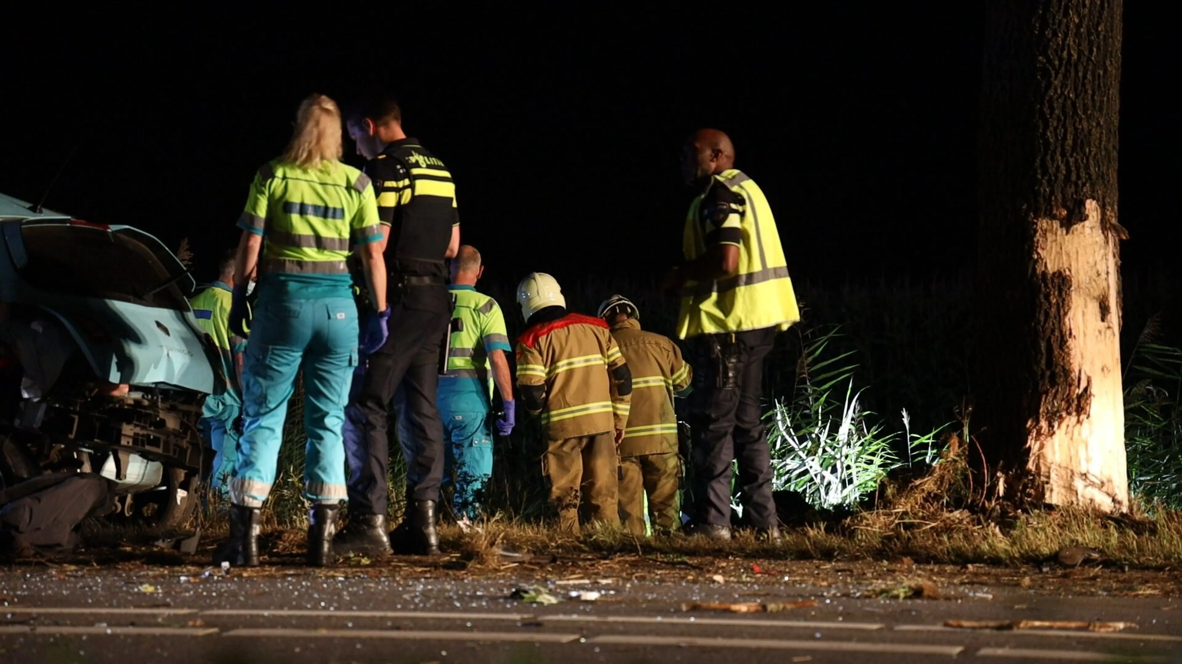 Automobilist overleden na botsing tegen boom in Mill