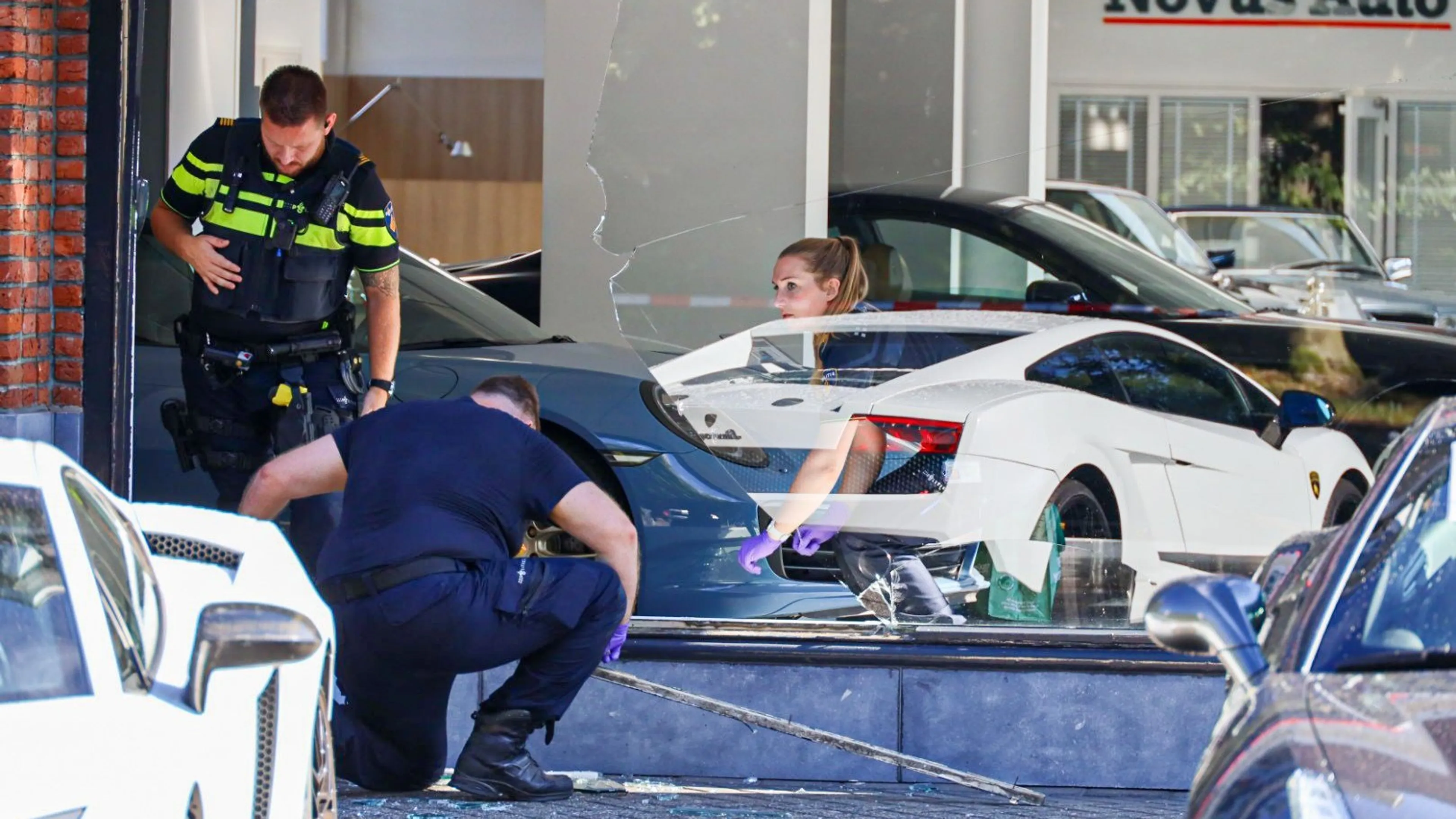 Dealer van superluxe auto's beschoten, kogel in Lamborghini van drie ton