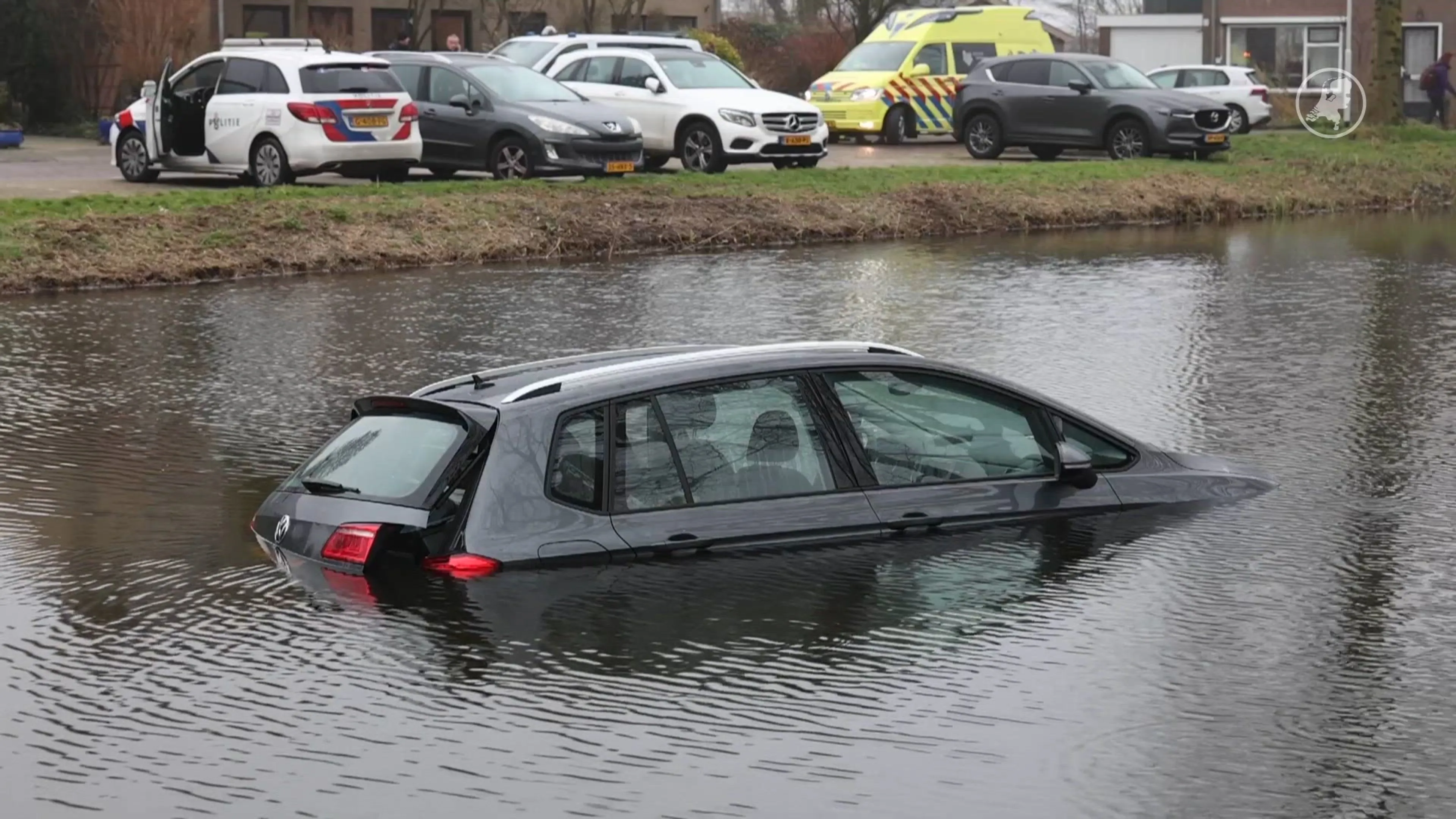 Vrouwen springen in ijskoud water om oudere man uit auto te redden